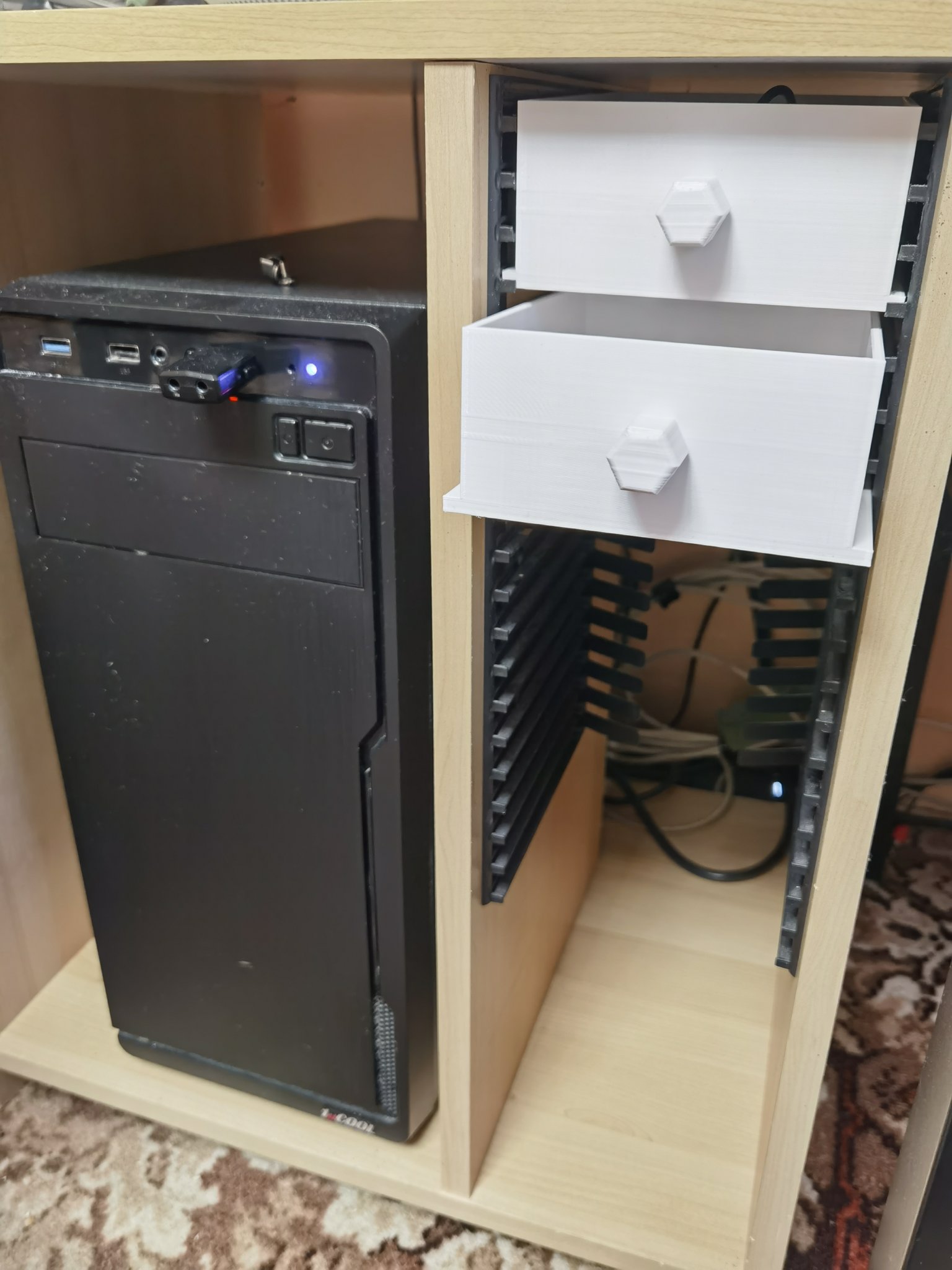 Ngăn kéo bàn để lưu trữ đĩa CD và DVD không sử dụng