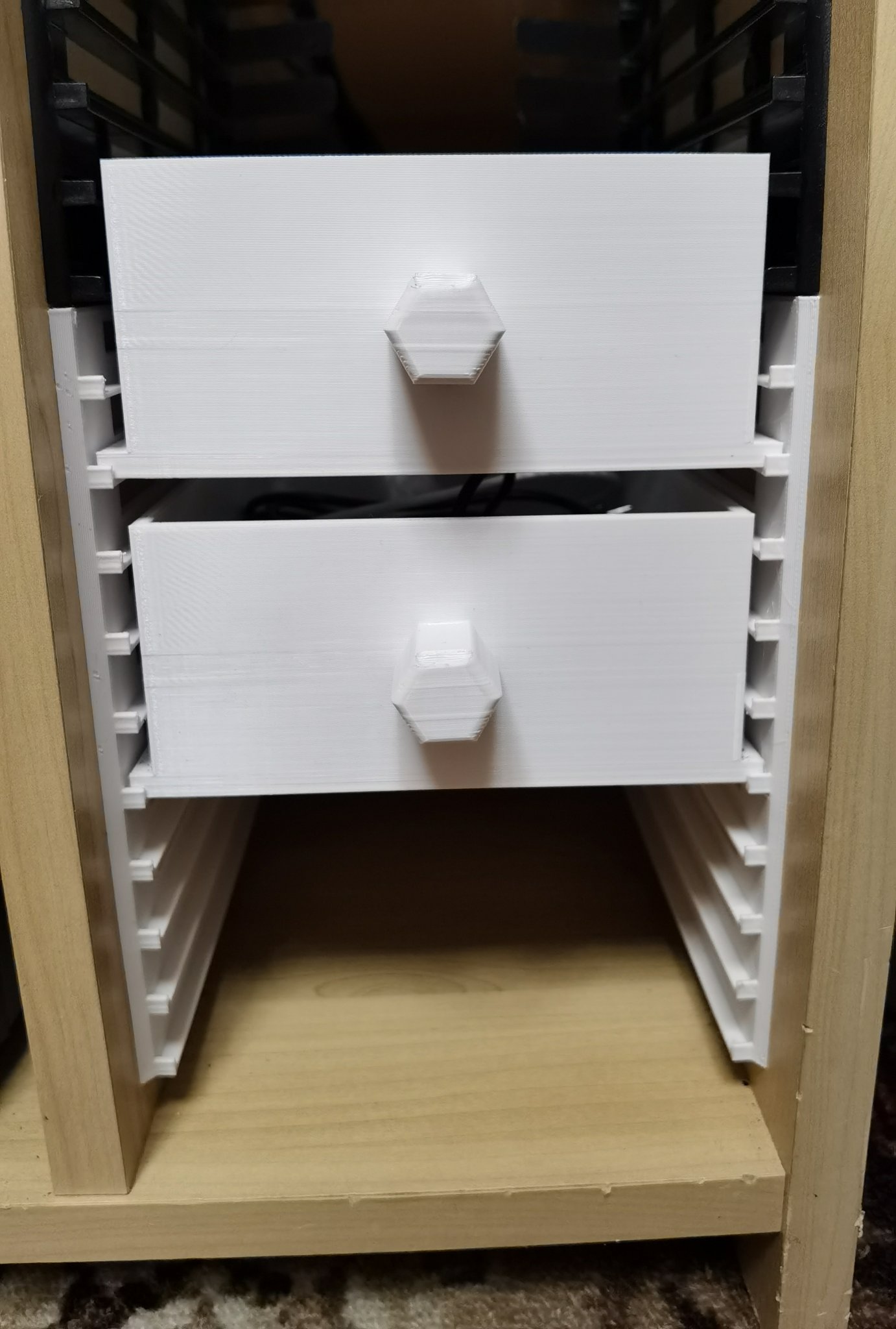 Giá đỡ đĩa CD hoặc ngăn kéo cho bàn làm việc