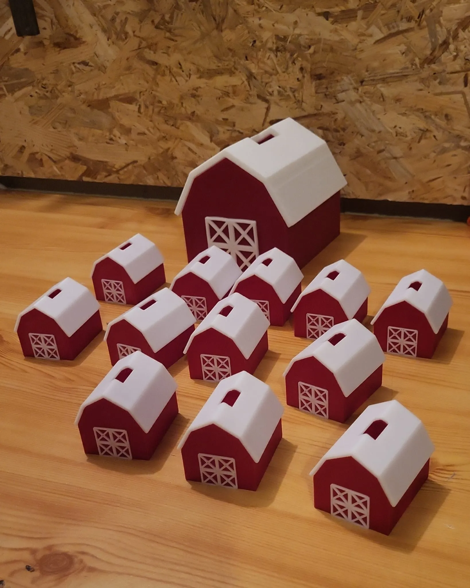 Két heo tiết kiệm hình chuồng gà cho dự án xây dựng