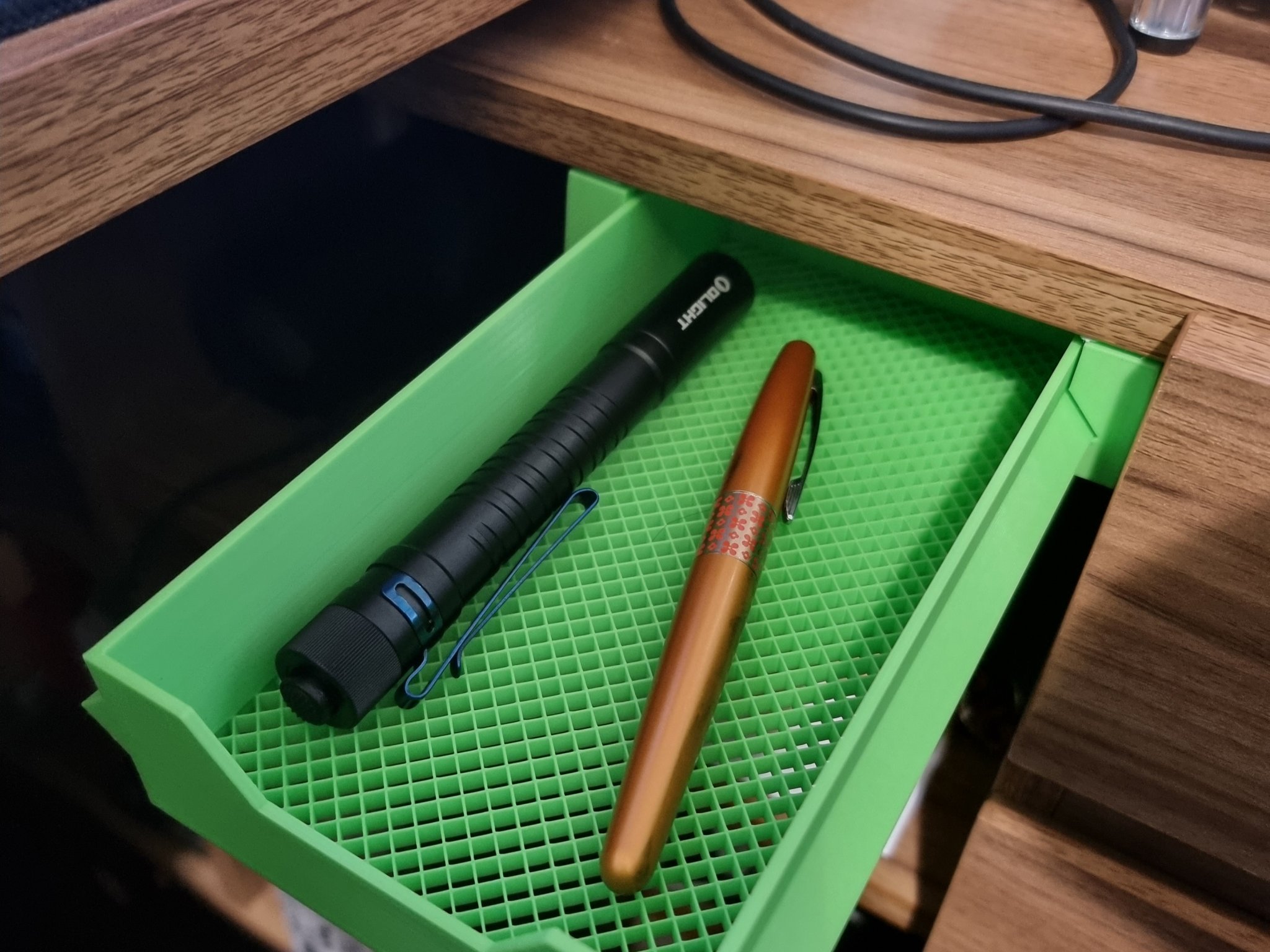 Khay chứa đồ tùy chỉnh để dưới bàn làm việc