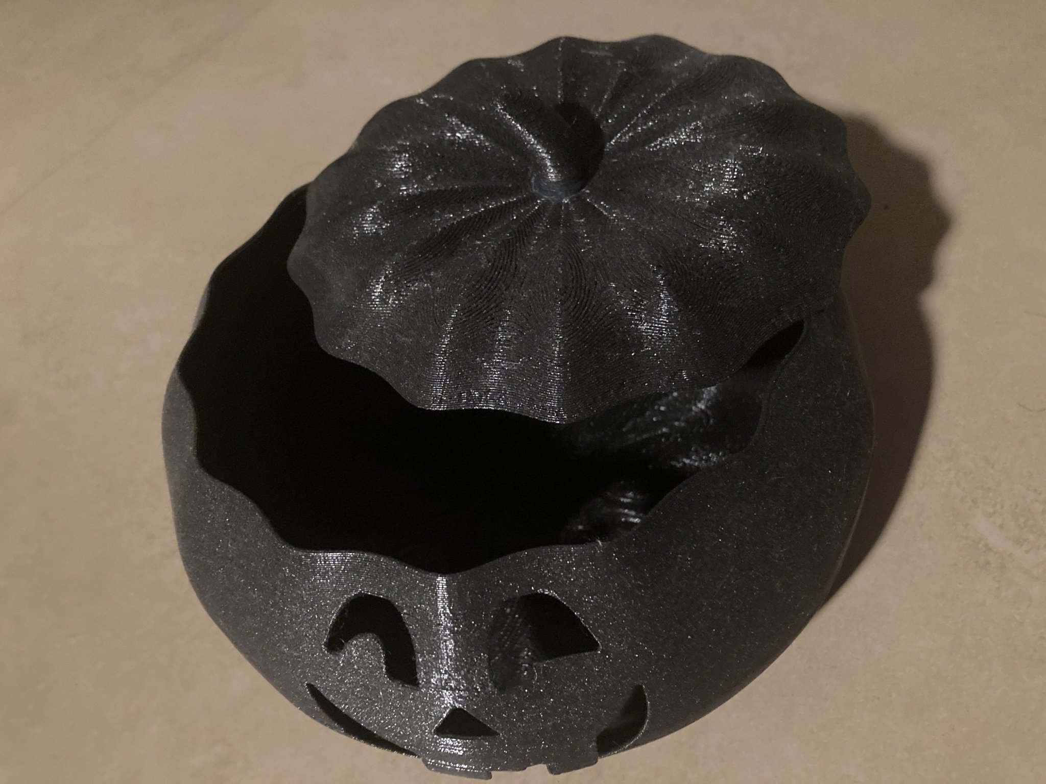 Đèn bí ngô Jack o Lantern có mặt và chân thú