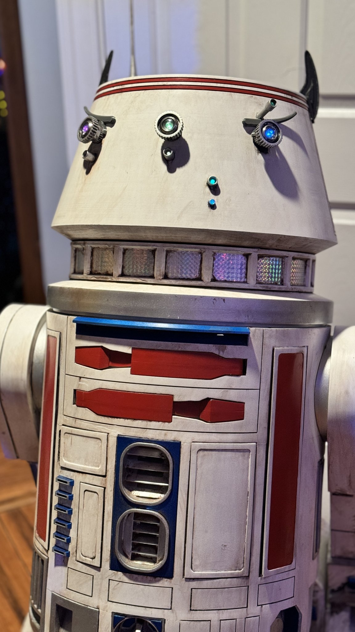 Trang phục Halloween R5-D4 với tai và lông mày Spock