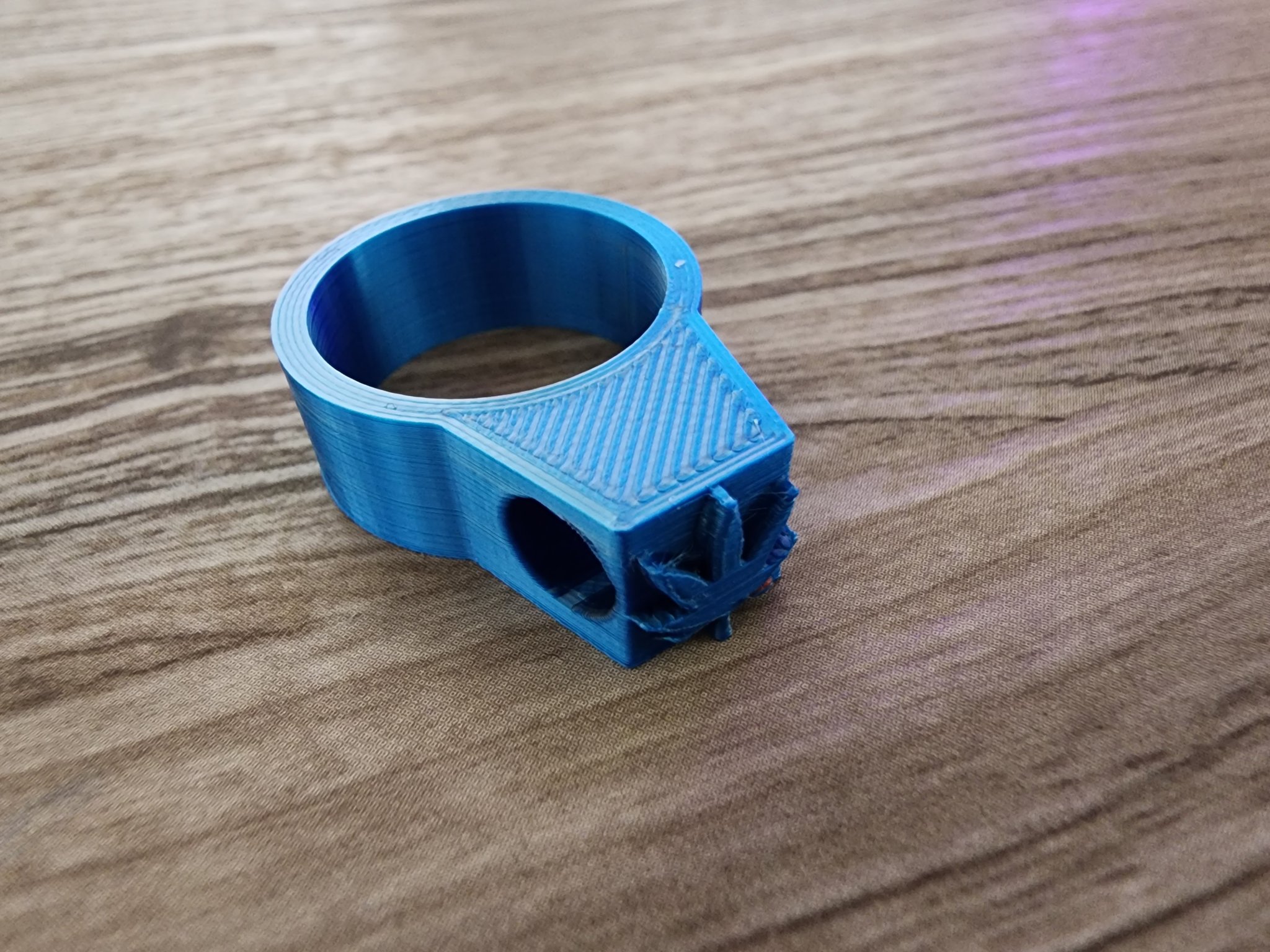 Nhẫn hút thuốc với hoa trang trí đẹp mắt