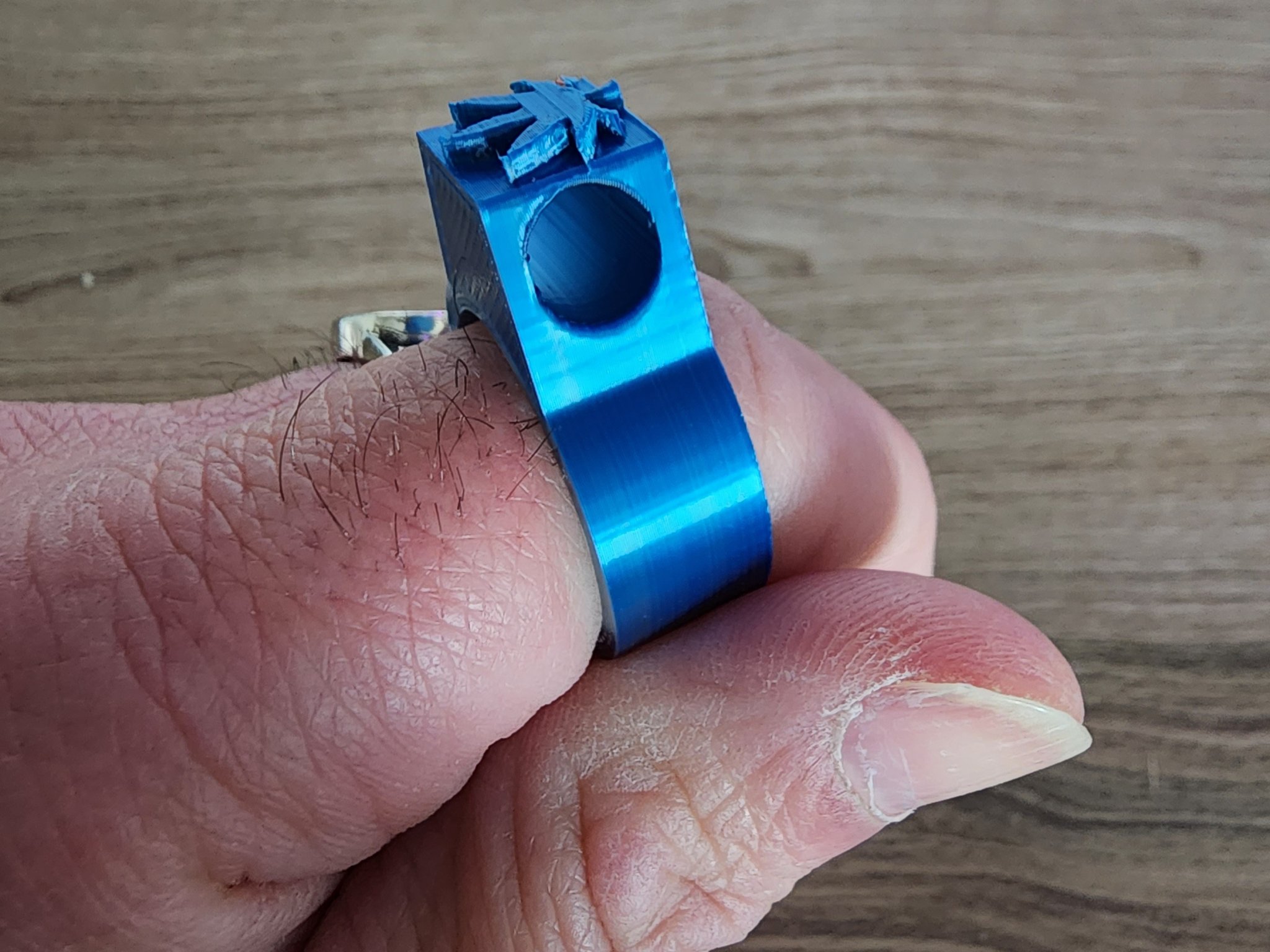 Nhẫn hút thuốc với hoa trang trí đẹp mắt