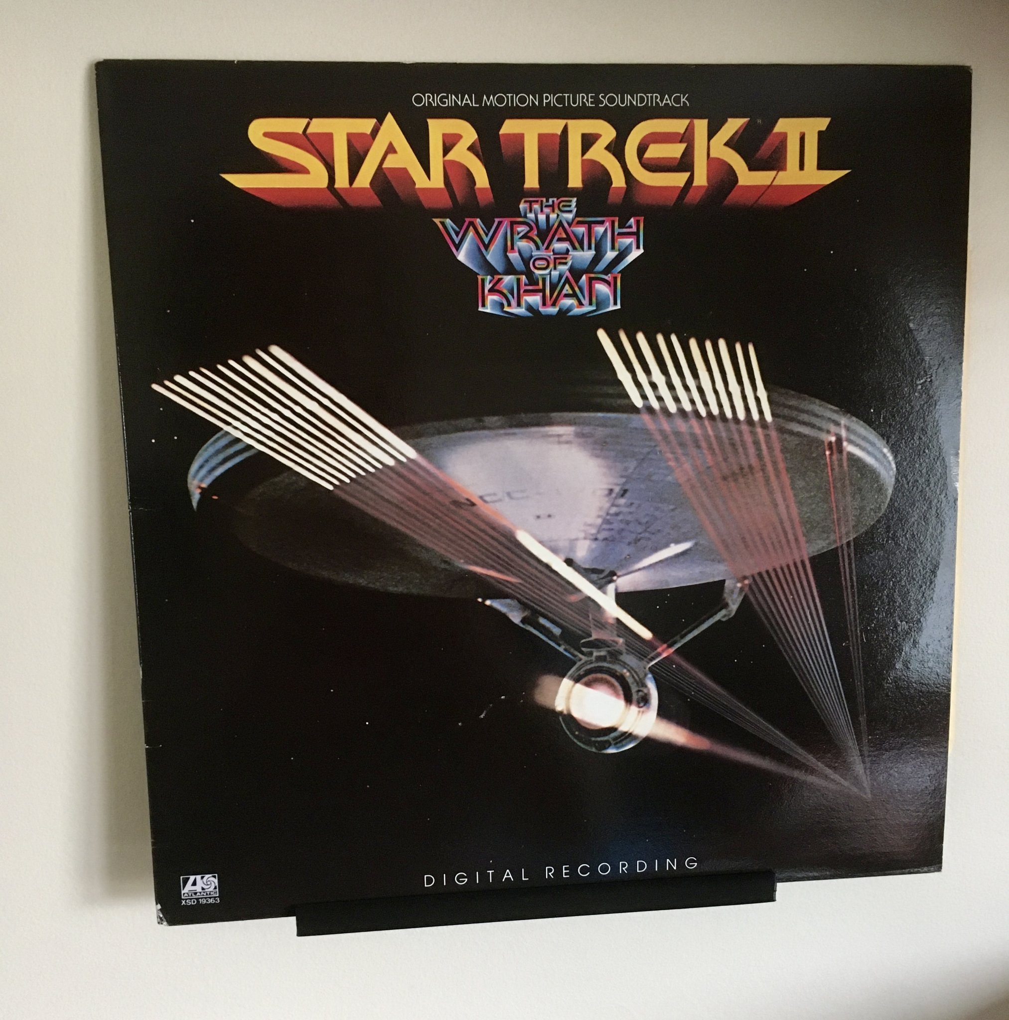 Giá đỡ đĩa vinyl không vít mỏng gắn tường