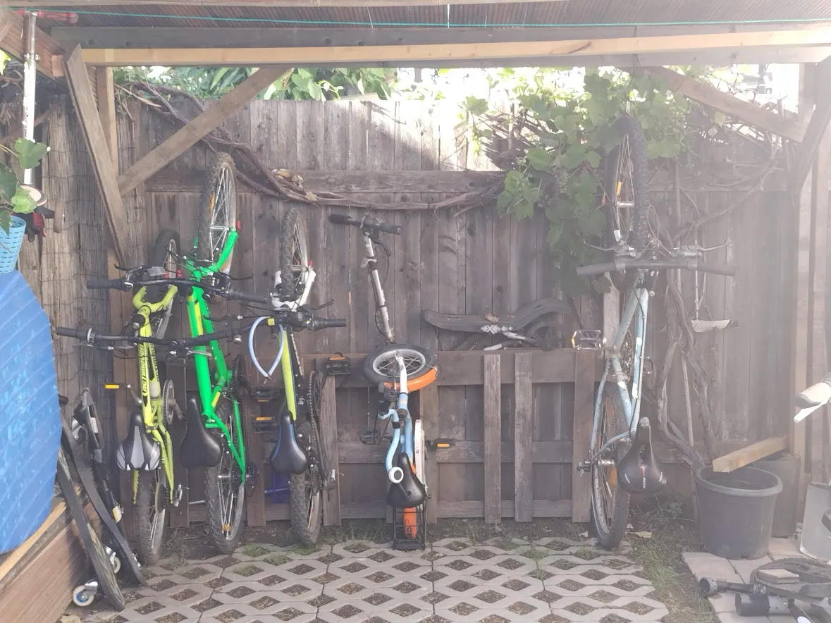 Giá đỡ xe đạp gắn tường với thiết kế chắc chắn