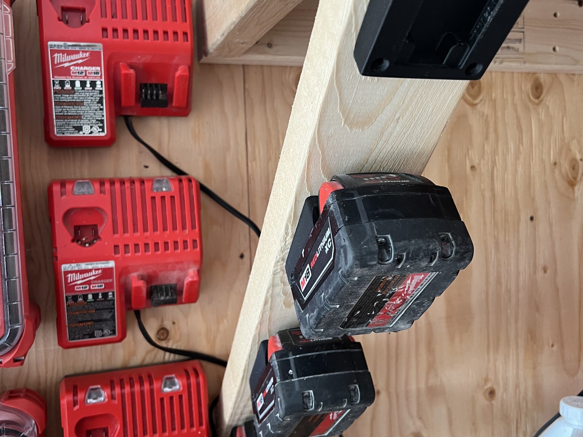 Giá đỡ pin Milwaukee M18 không khóa