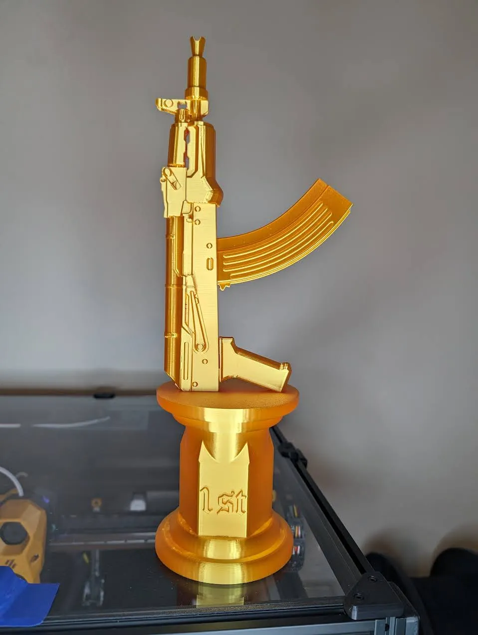 Mô hình AKS-74U với đế cúp cho trò chơi bắn súng