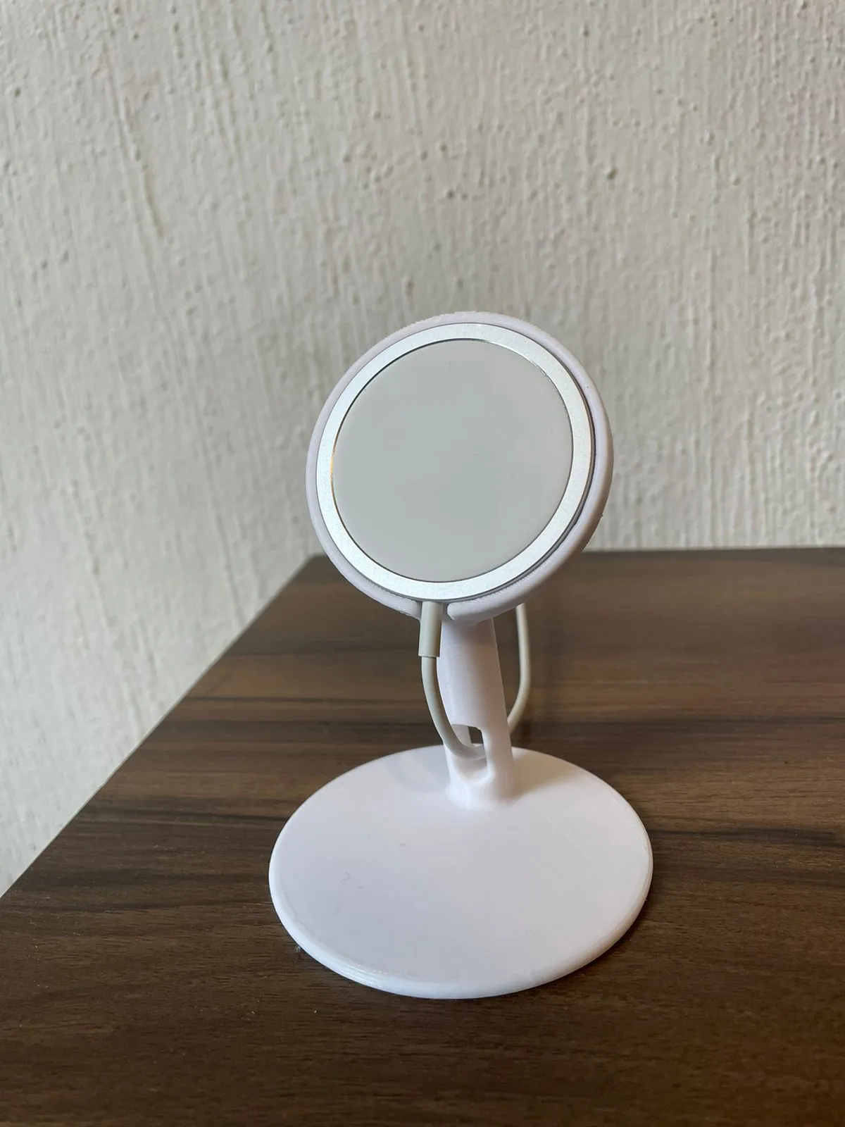 Giá đỡ điện thoại MagSafe không cần hỗ trợ