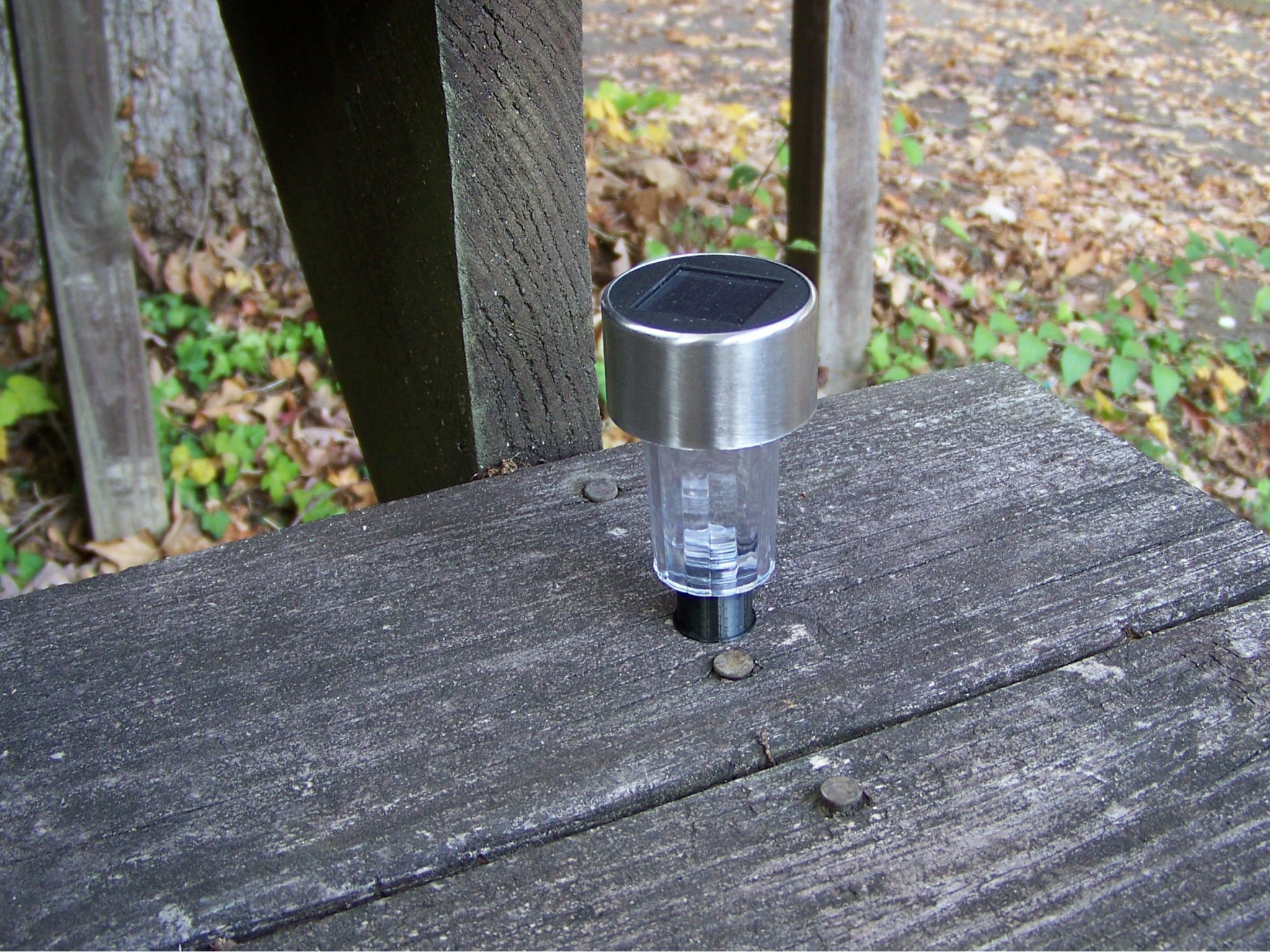 Giá đỡ đèn năng lượng mặt trời gắn tường nhỏ gọn