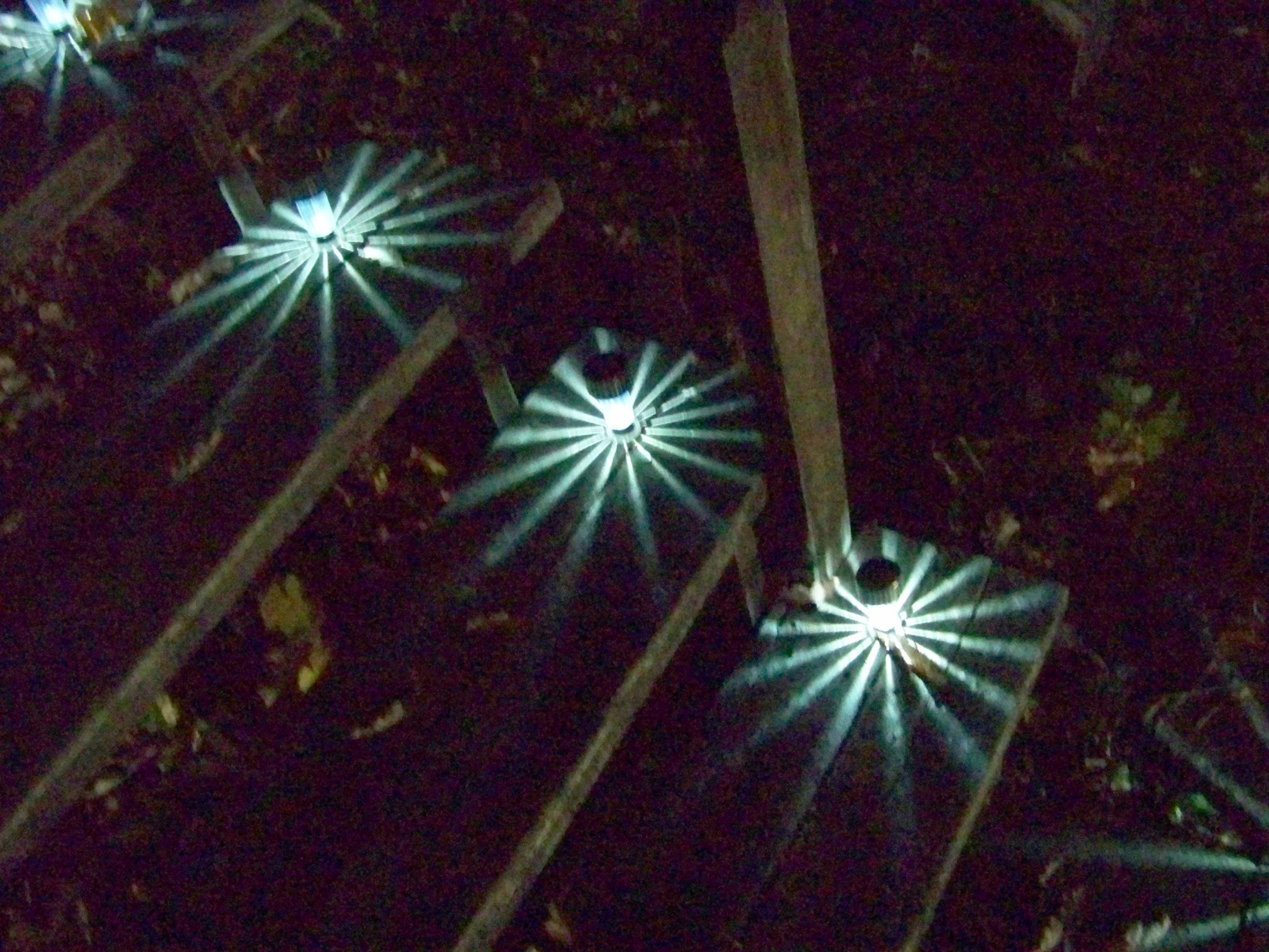 Giá đỡ đèn năng lượng mặt trời gắn tường nhỏ gọn