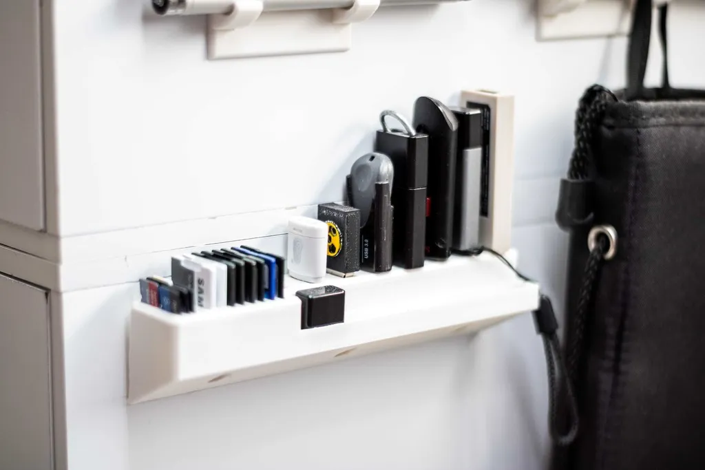 Giá đỡ USB và thẻ SD có thể gắn tường với 8 khe cắm