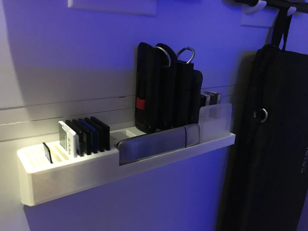 Giá đỡ USB và thẻ SD có thể gắn tường với 8 khe cắm