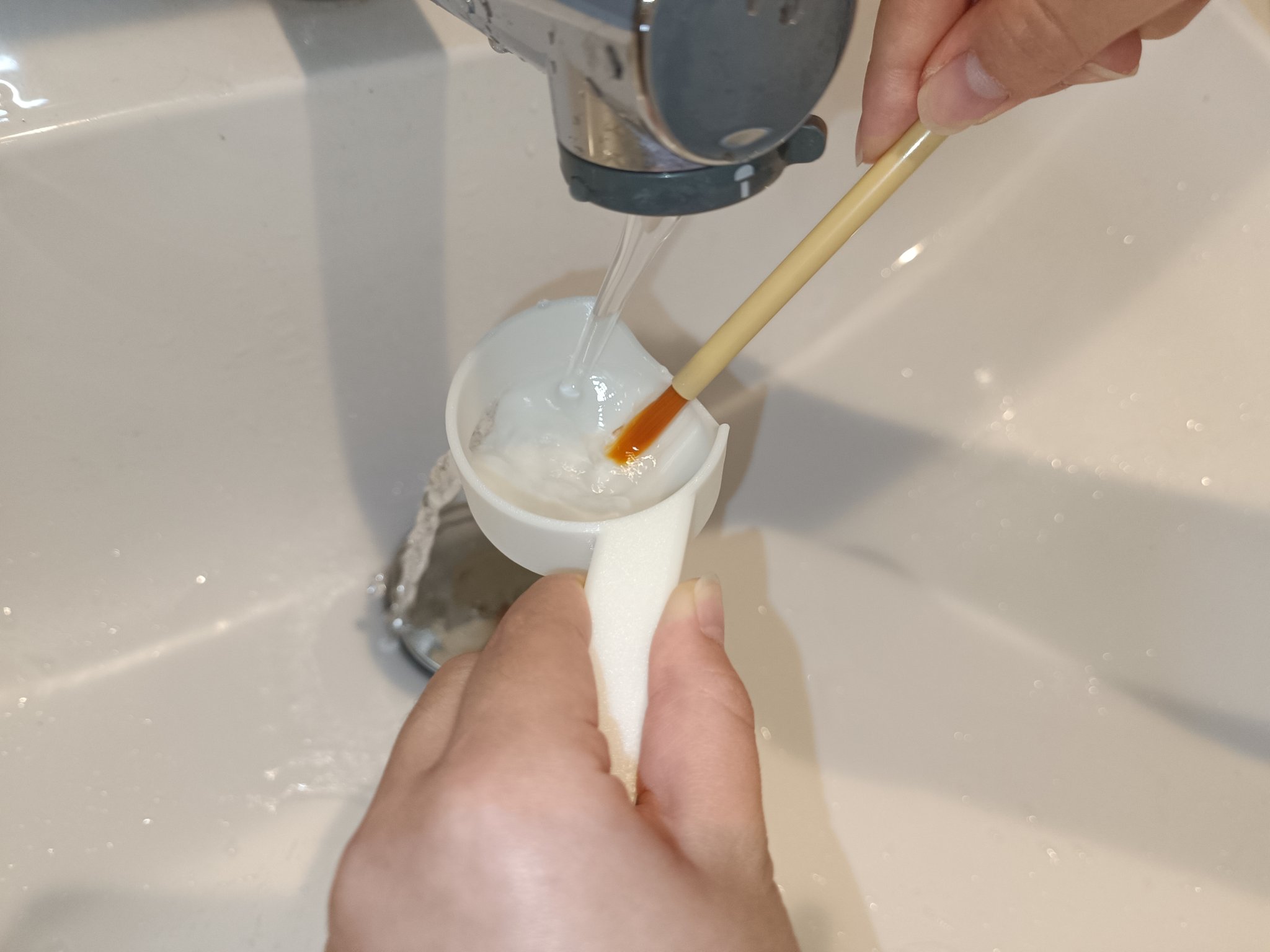 Máy rửa cọ vẽ tiện lợi cho người nghệ sĩ