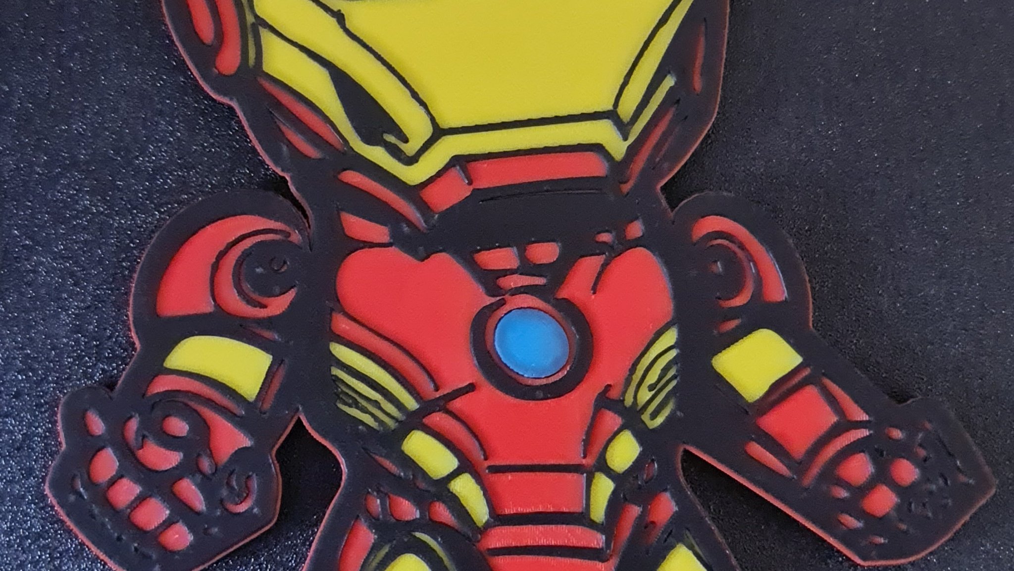 Mô hình Iron Man với đế và bảng tên trang trí