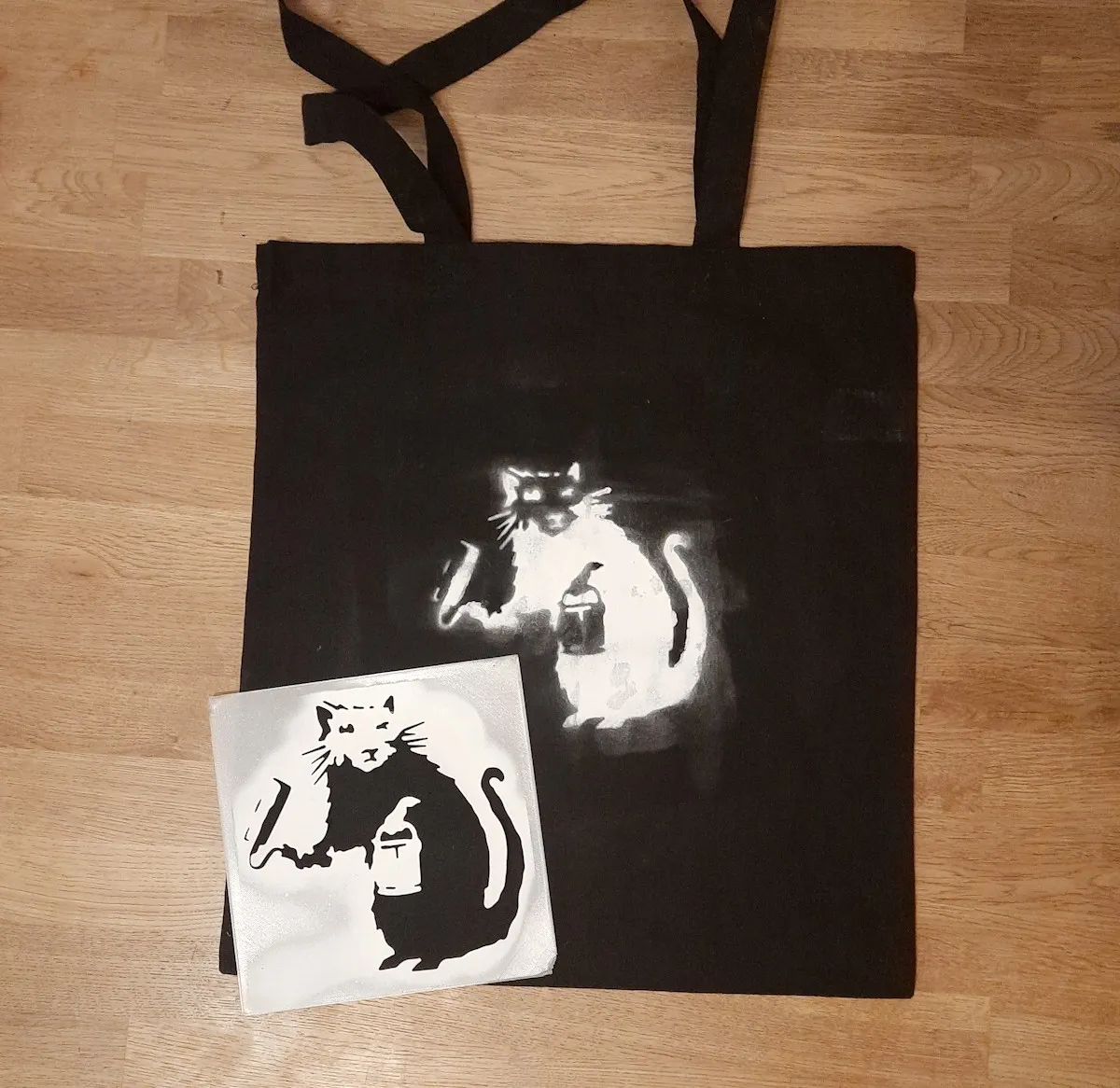 Stencil chuột lăn của Banksy để phun sơn