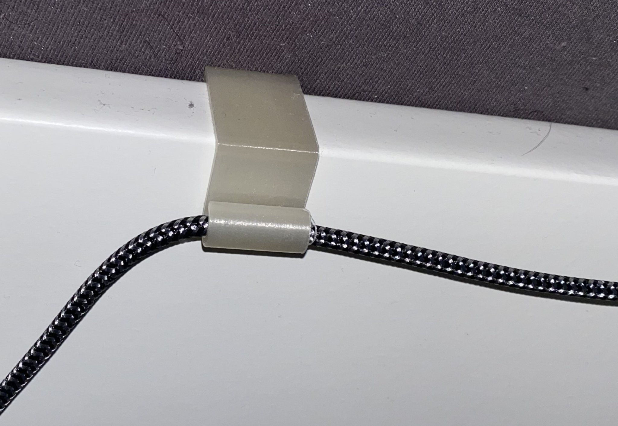 Kẹp dây sạc cho khung giường