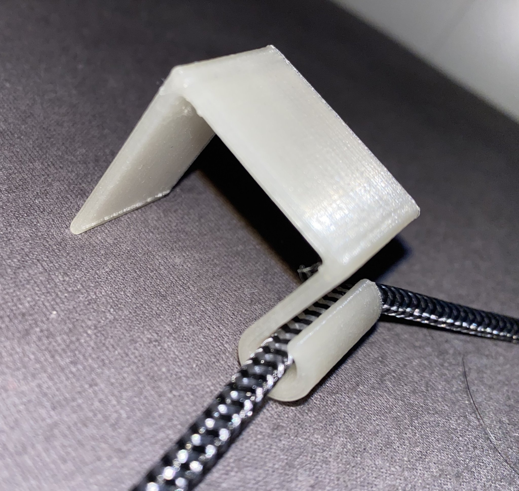 Kẹp dây sạc cho khung giường