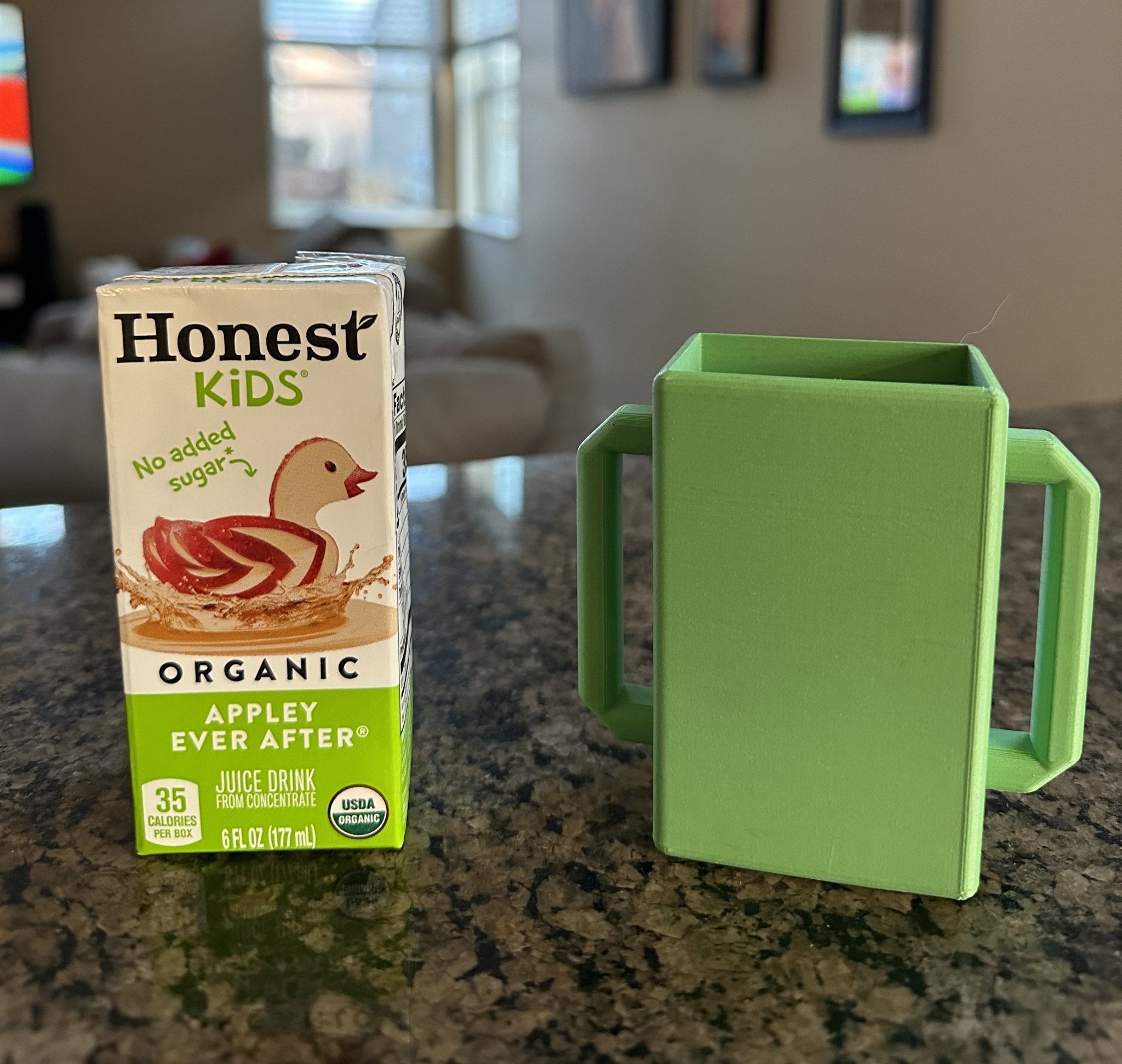 Giá đỡ hộp nước trái cây cho trẻ em có tay cầm