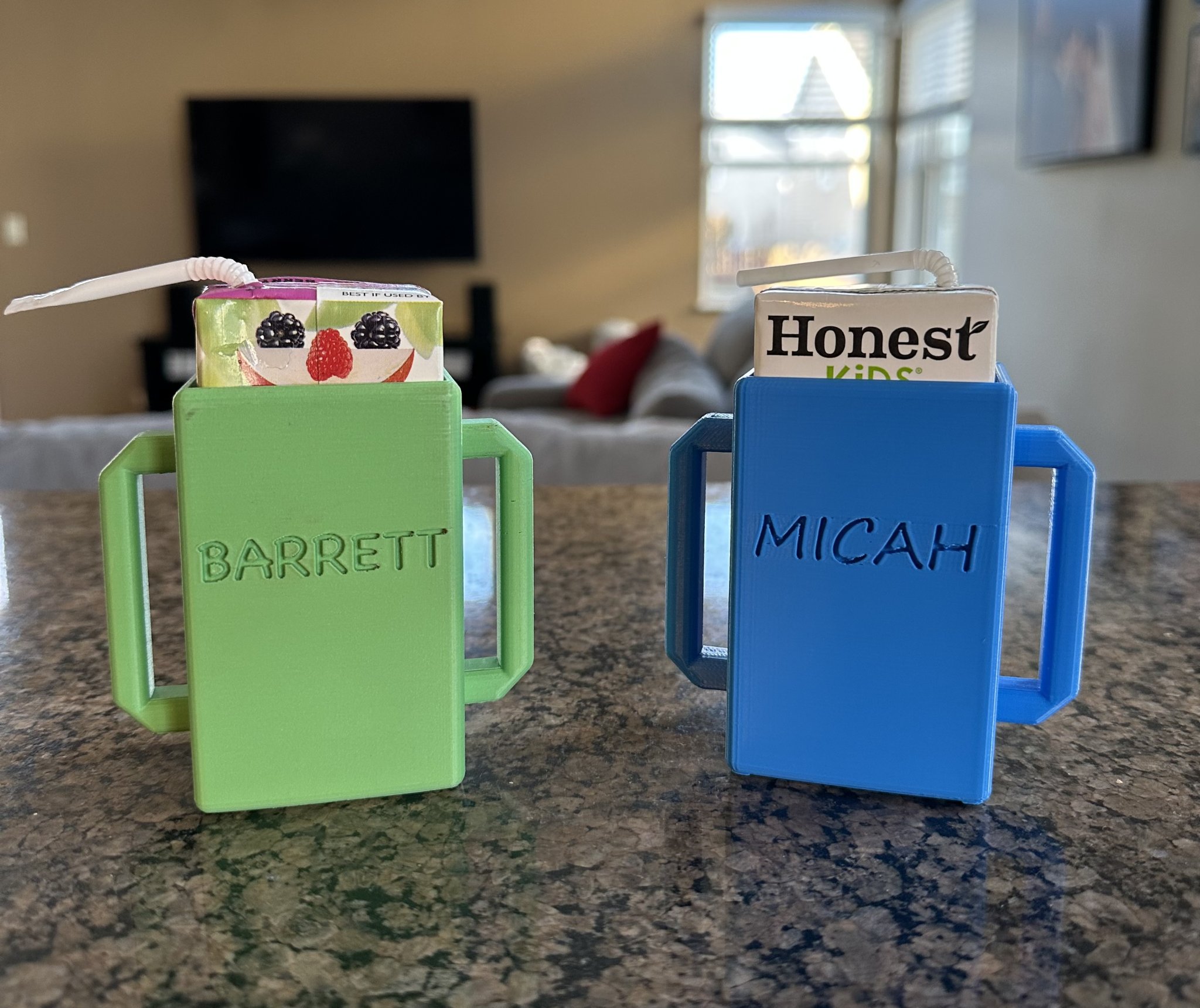 Giá đỡ hộp nước trái cây cho trẻ em có tay cầm