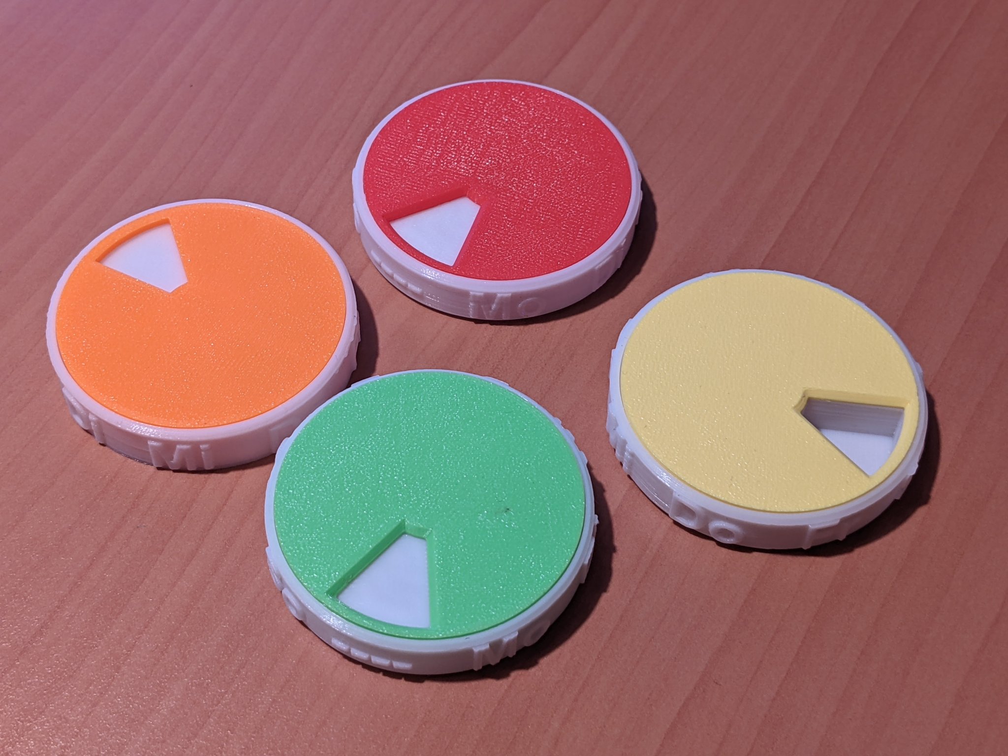 Máy phân phát thuốc 7 ngày với nắp từ tính xoay