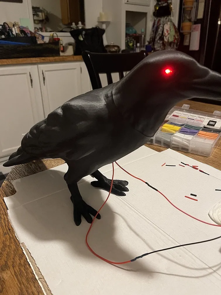 Quạ Halloween với mắt LED