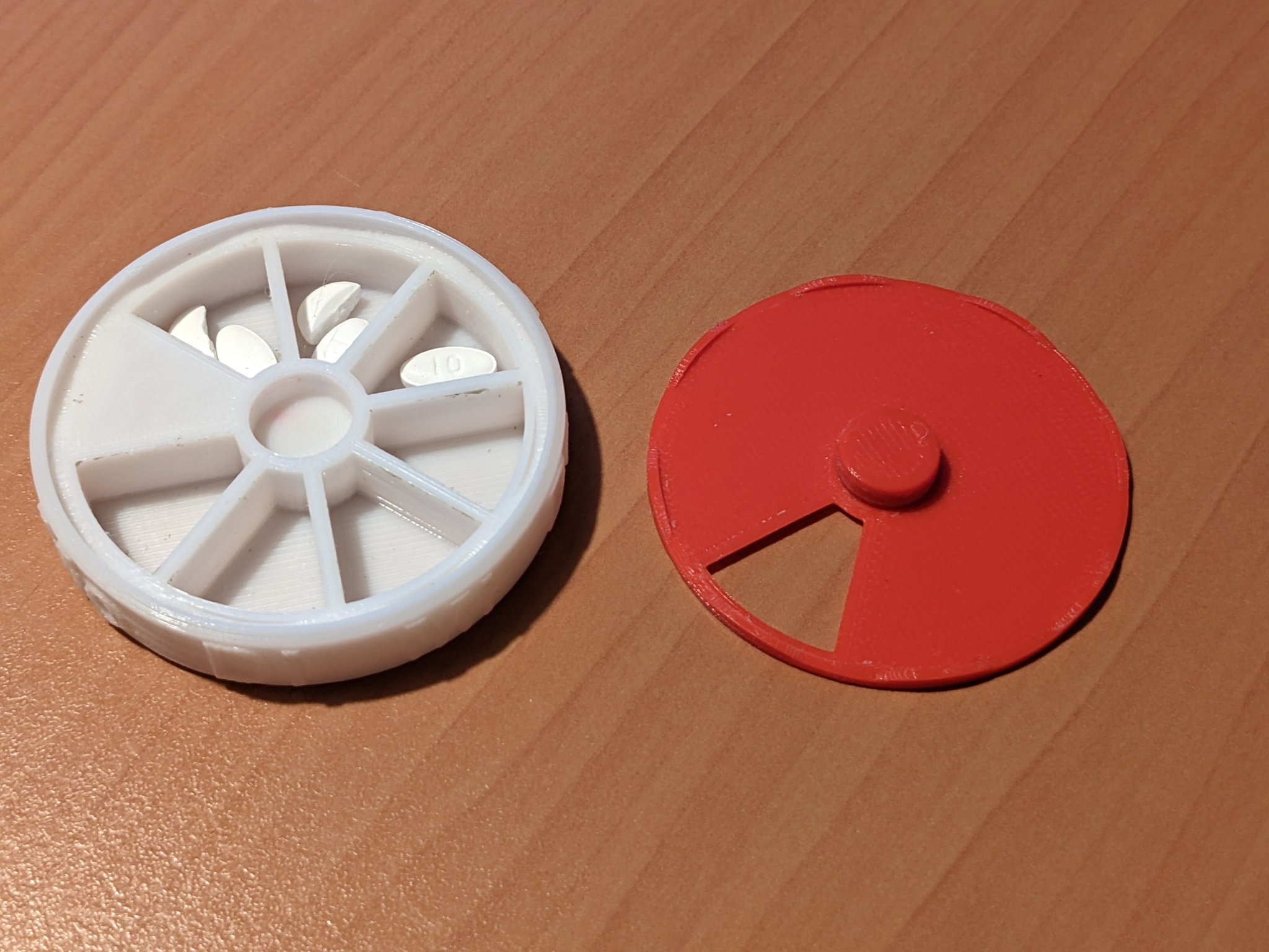 Máy phân phát thuốc 7 ngày với nắp từ tính xoay