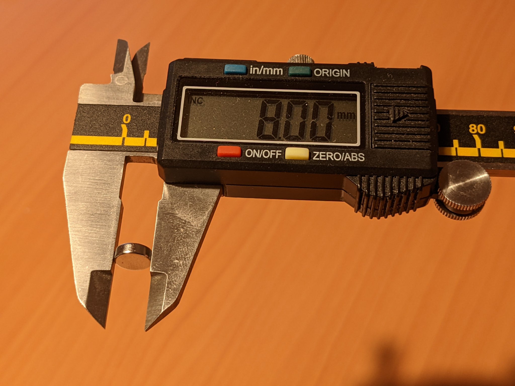 Máy phân phát thuốc 7 ngày với nắp từ tính xoay