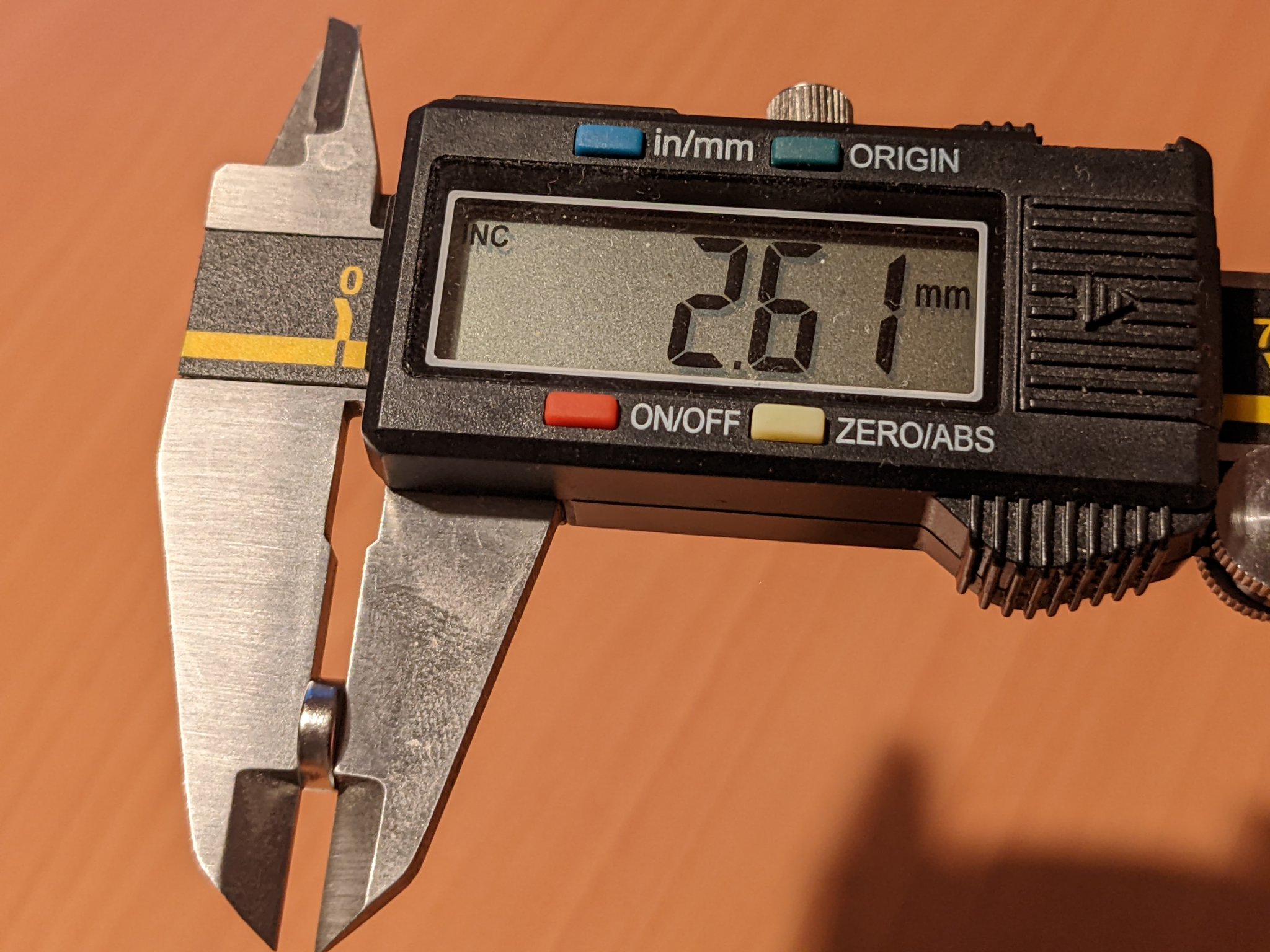 Máy phân phát thuốc 7 ngày với nắp từ tính xoay