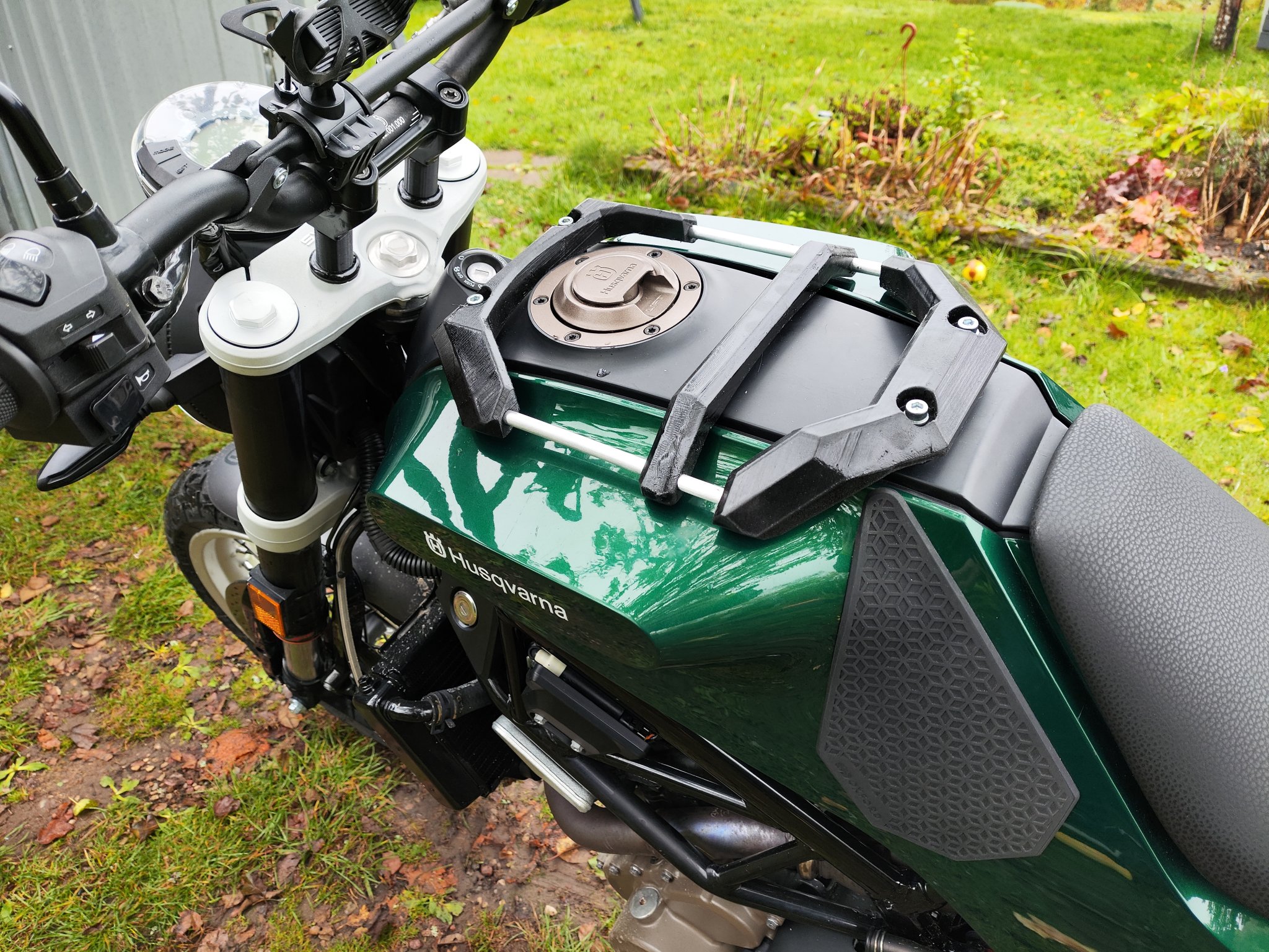 Giá đỡ bình xăng cho Husqvarna Svartpilen 401