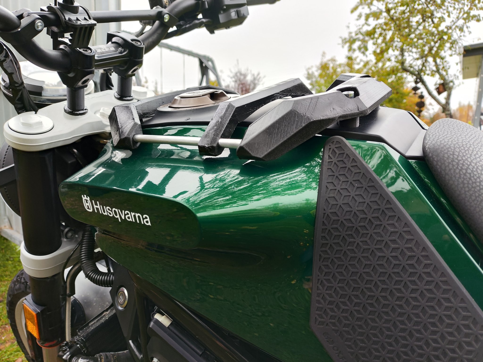 Giá đỡ bình xăng cho Husqvarna Svartpilen 401