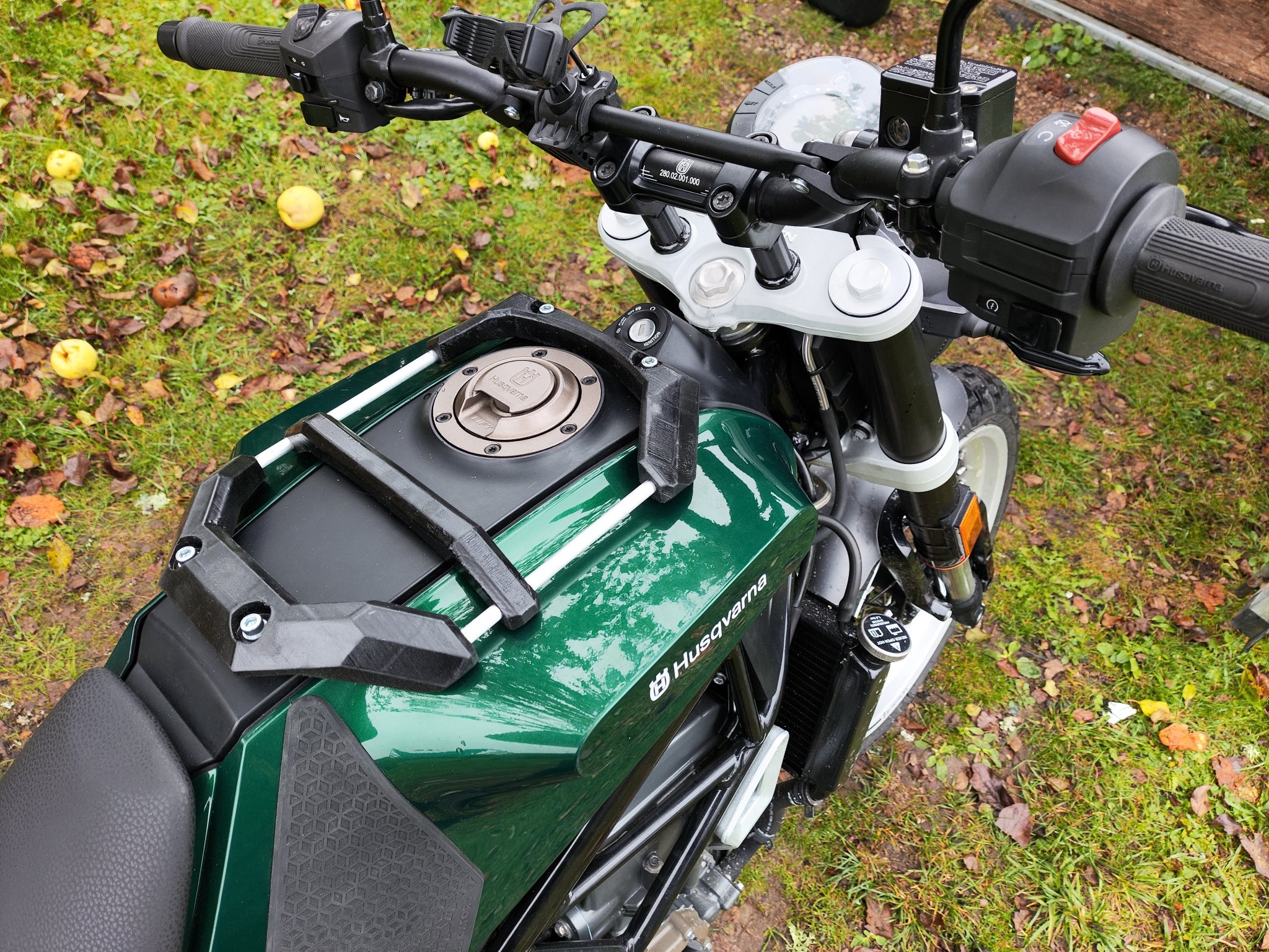 Giá đỡ bình xăng cho Husqvarna Svartpilen 401