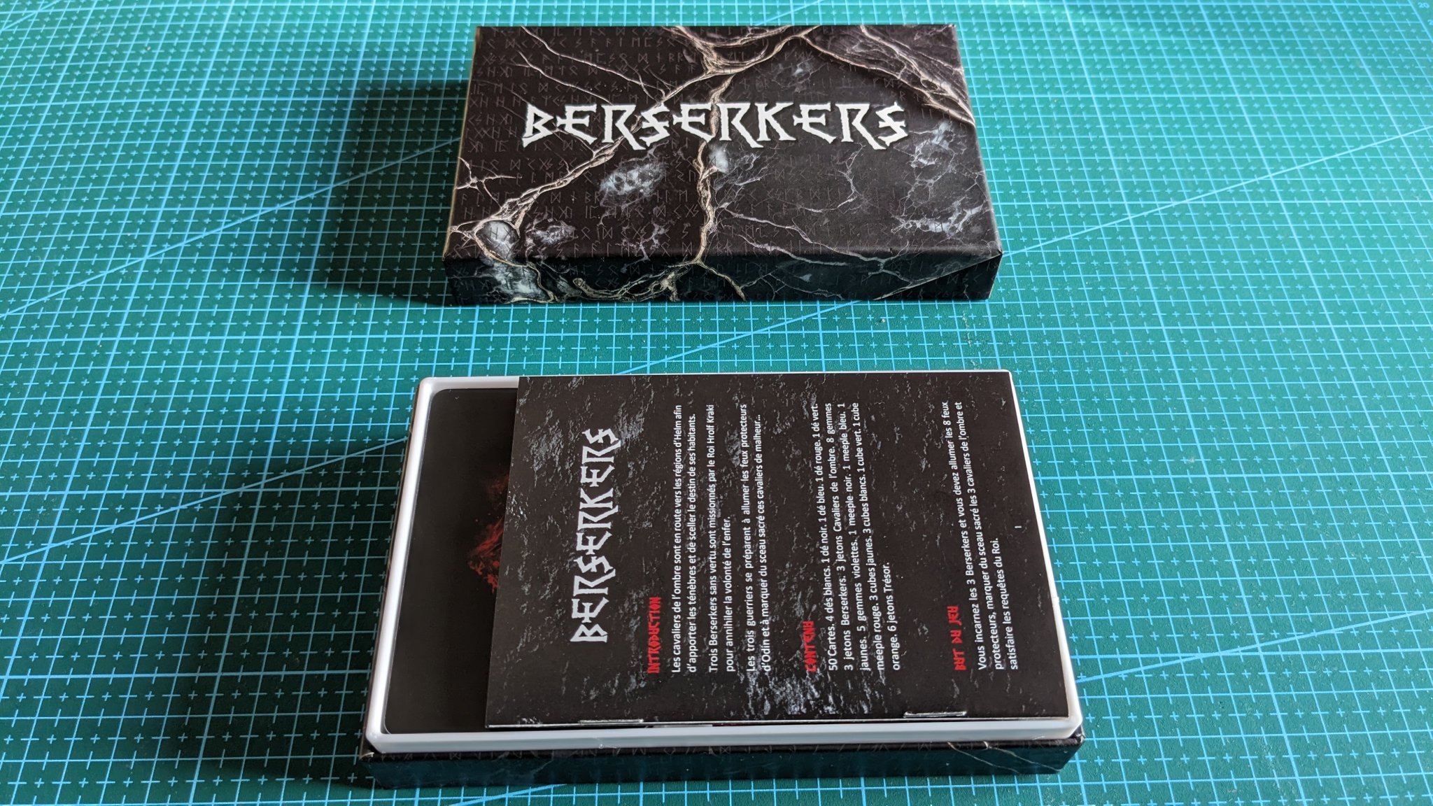 Giá đỡ cho trò chơi Berserkers của Alone Editions