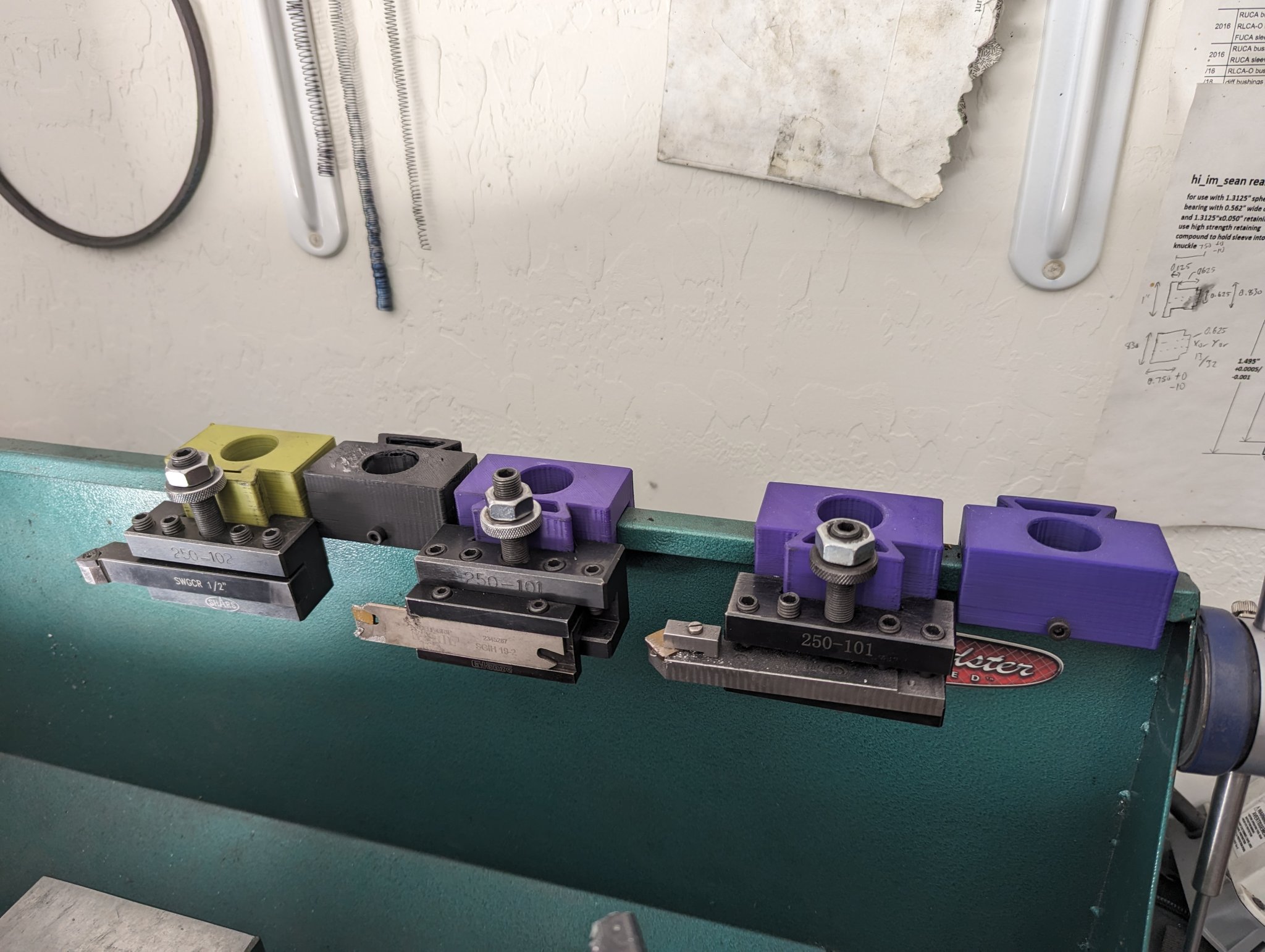 Giá đỡ dụng cụ tiện AXA G0602 gắn trên máy tiện