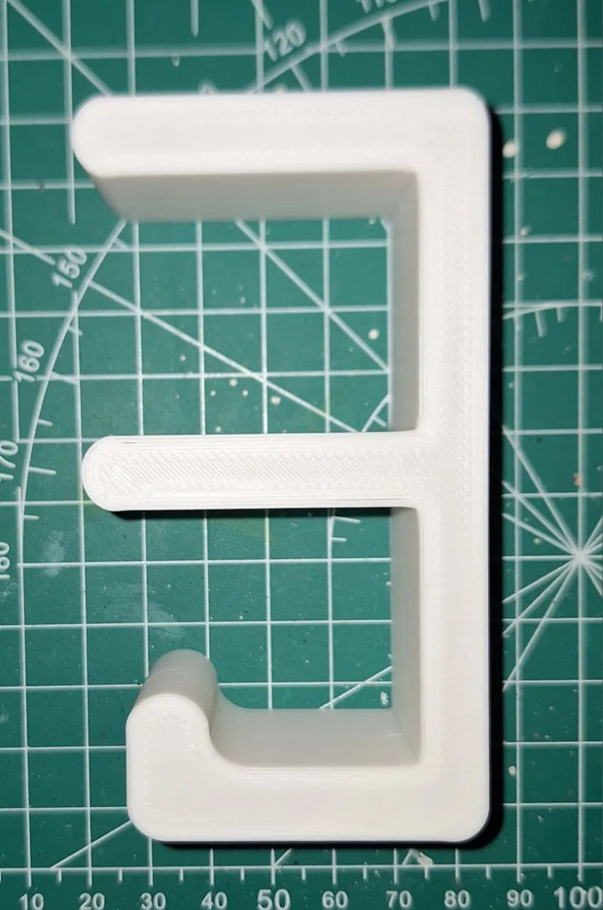 Giá treo tai nghe Ikea Lagkapten hướng vào trong