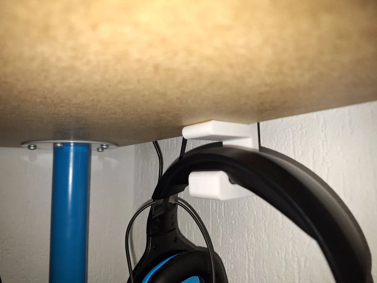 Giá treo tai nghe Ikea Lagkapten hướng vào trong