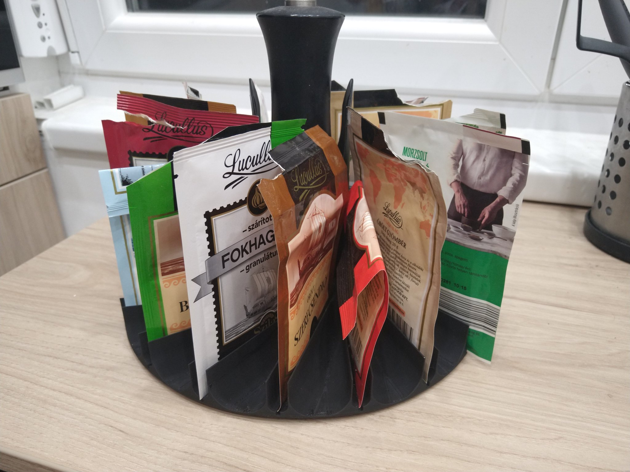 Giá đỡ gia vị kiểu Lazy Susan với 18+1 ngăn