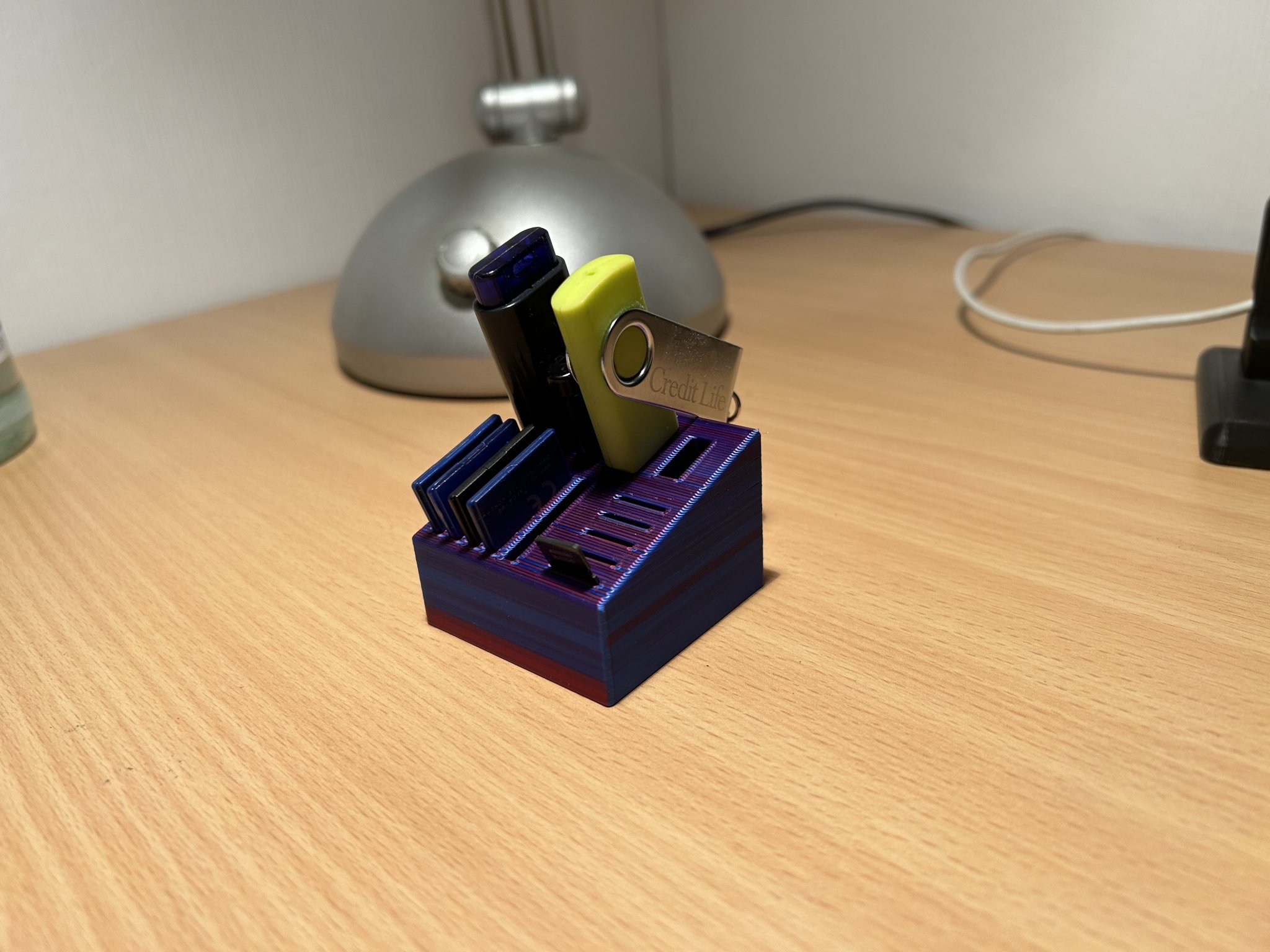 Giá đỡ USB và thẻ nhớ SD đa năng trên bàn