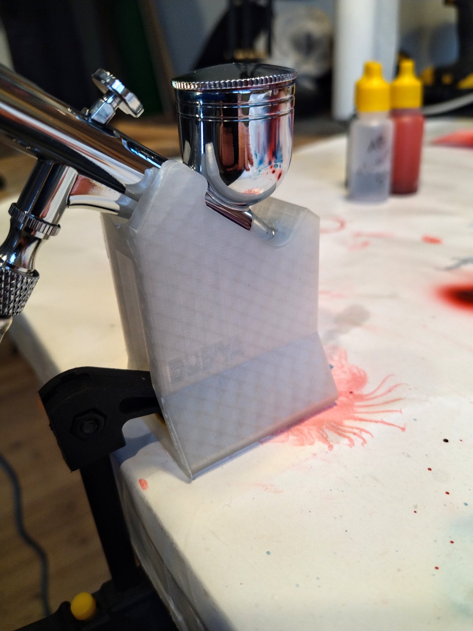 Giá đỡ súng phun sơn đơn giản cho bàn làm việc