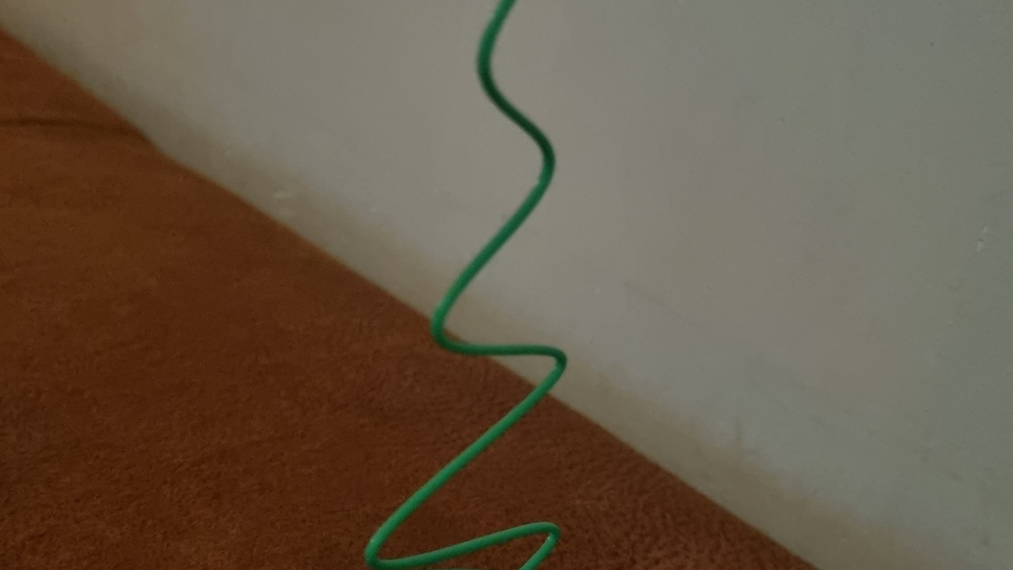 Cây thông Giáng sinh lung lay với ngôi sao trên đỉnh