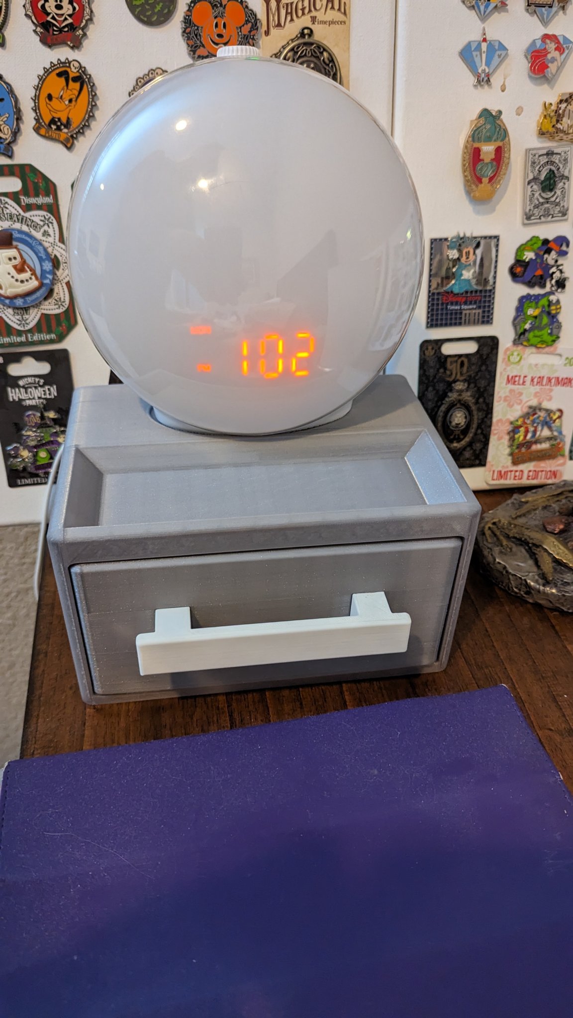 Giá đỡ đồng hồ báo thức và ngăn kéo đầu giường