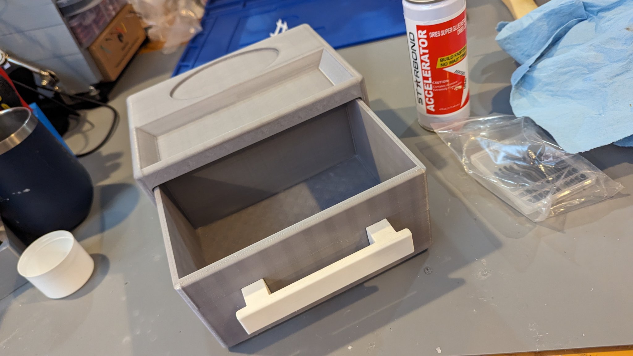 Giá đỡ đồng hồ báo thức và ngăn kéo đầu giường