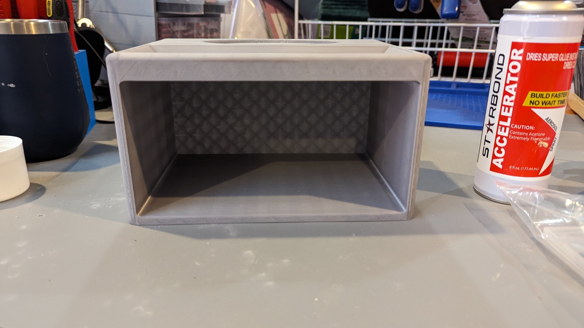 Giá đỡ đồng hồ báo thức và ngăn kéo đầu giường