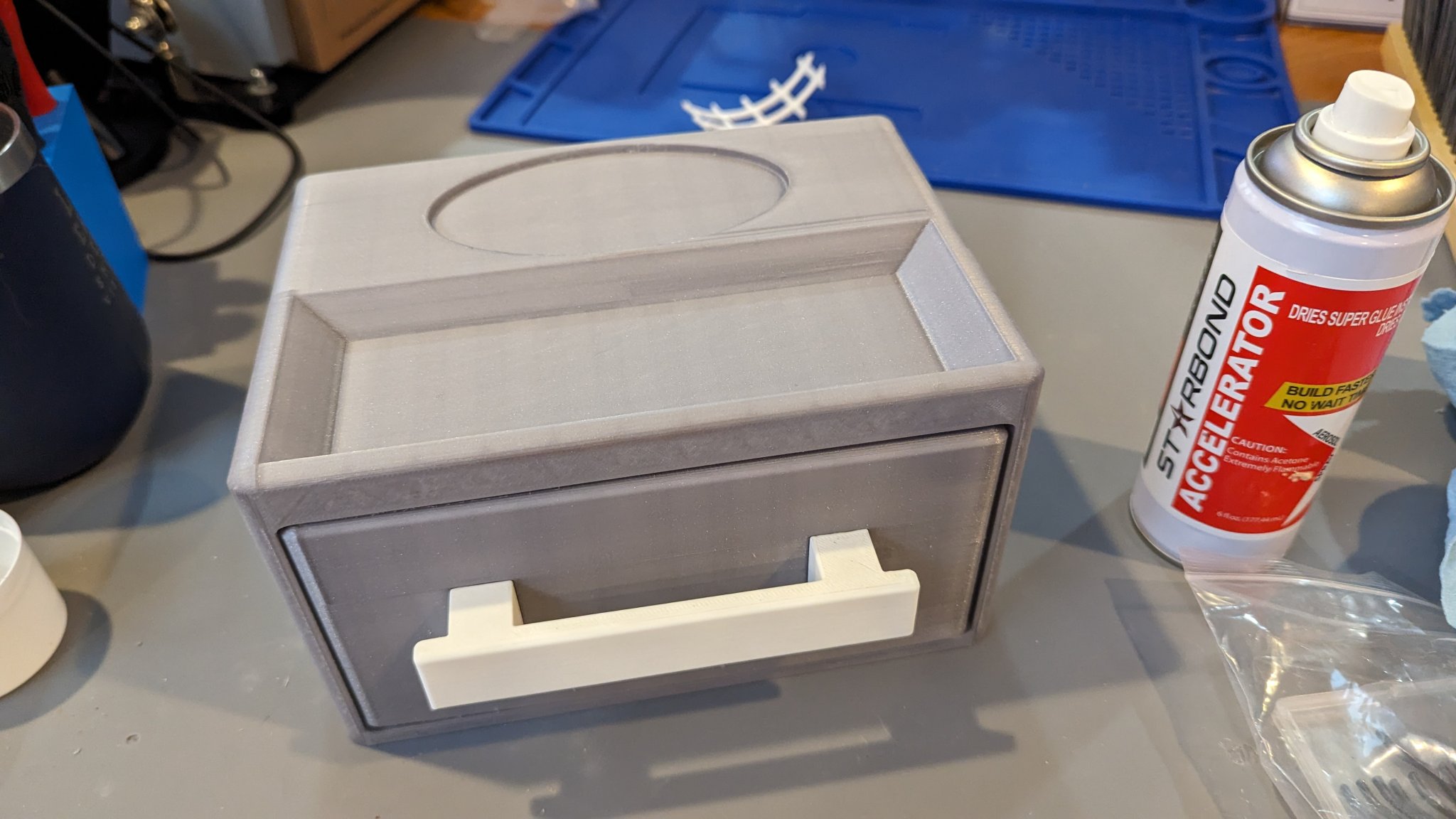 Giá đỡ đồng hồ báo thức và ngăn kéo đầu giường