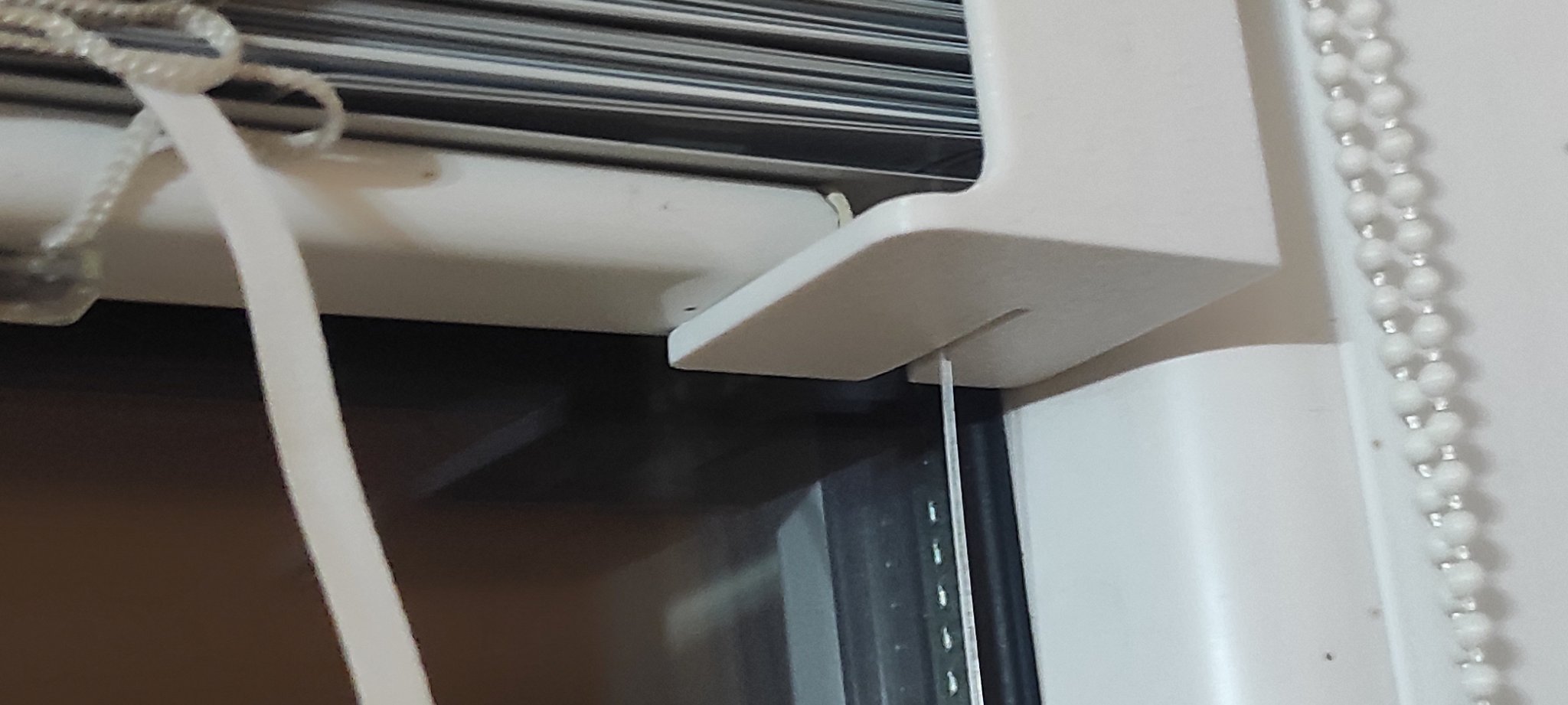 Giá đỡ cho lamelové žaluzie trong tình huống khẩn cấp