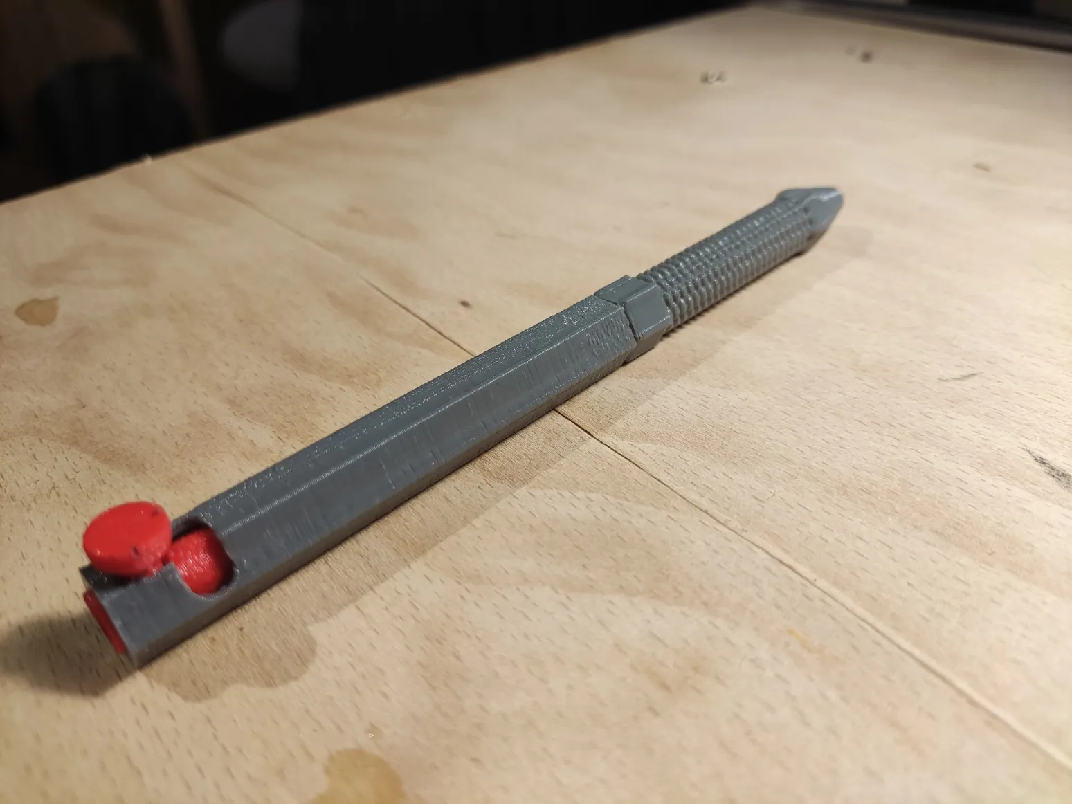 Bút bi cơ chế bolt action với thiết kế độc đáo