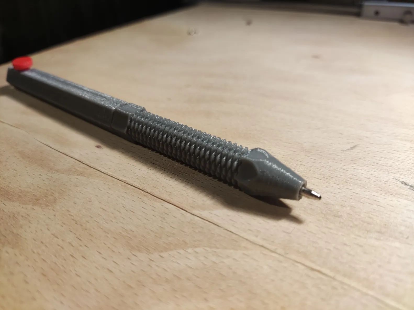 Bút bi cơ chế bolt action với thiết kế độc đáo