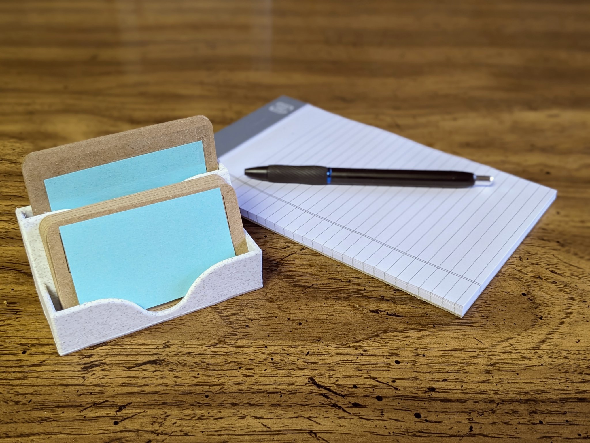 Giá đỡ danh thiếp đơn giản với hai khe cắm