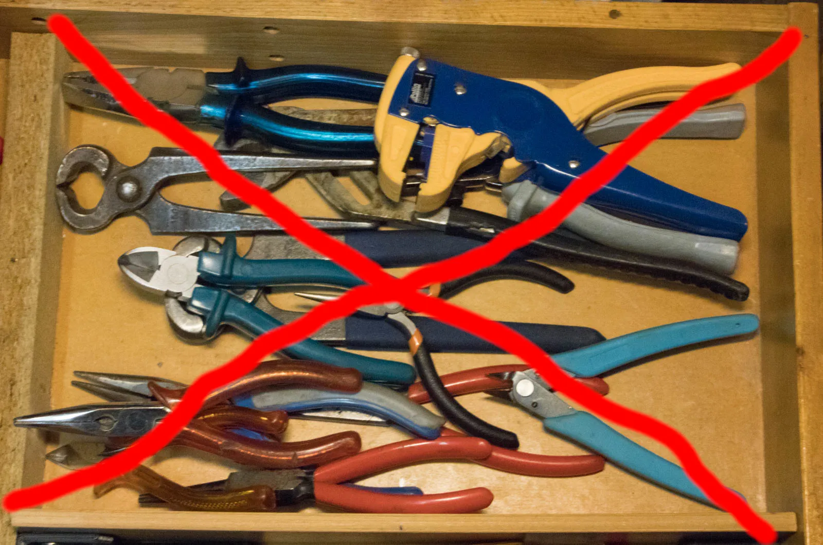 Giá đỡ kìm gọn gàng cho ngăn kéo