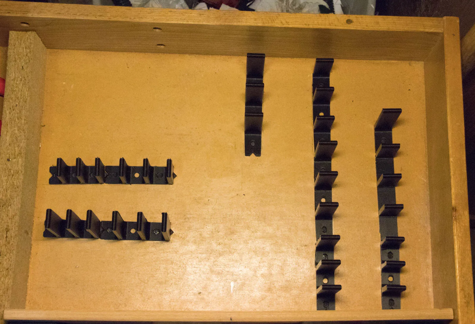 Giá đỡ kìm gọn gàng cho ngăn kéo